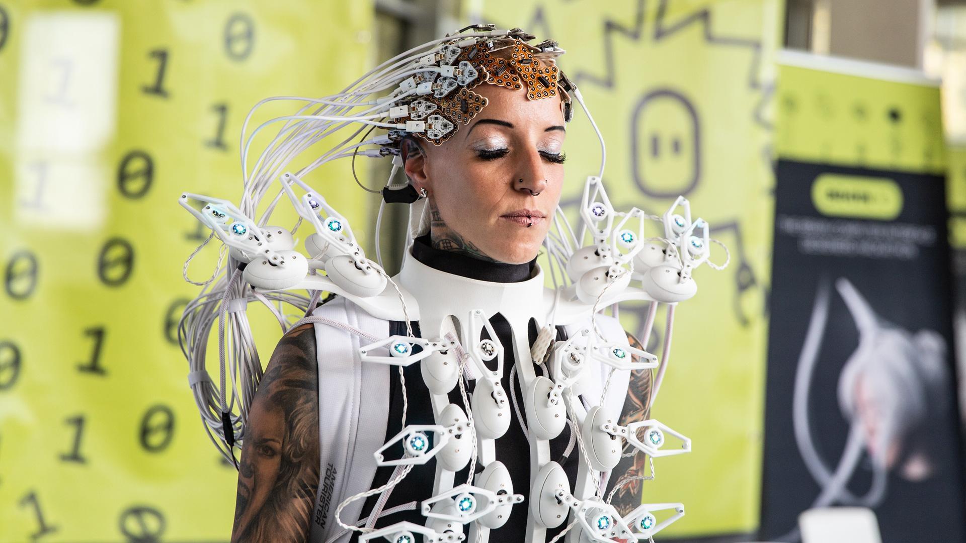 Vestido interactivo controlado a través de una interfaz cerebro-máquina