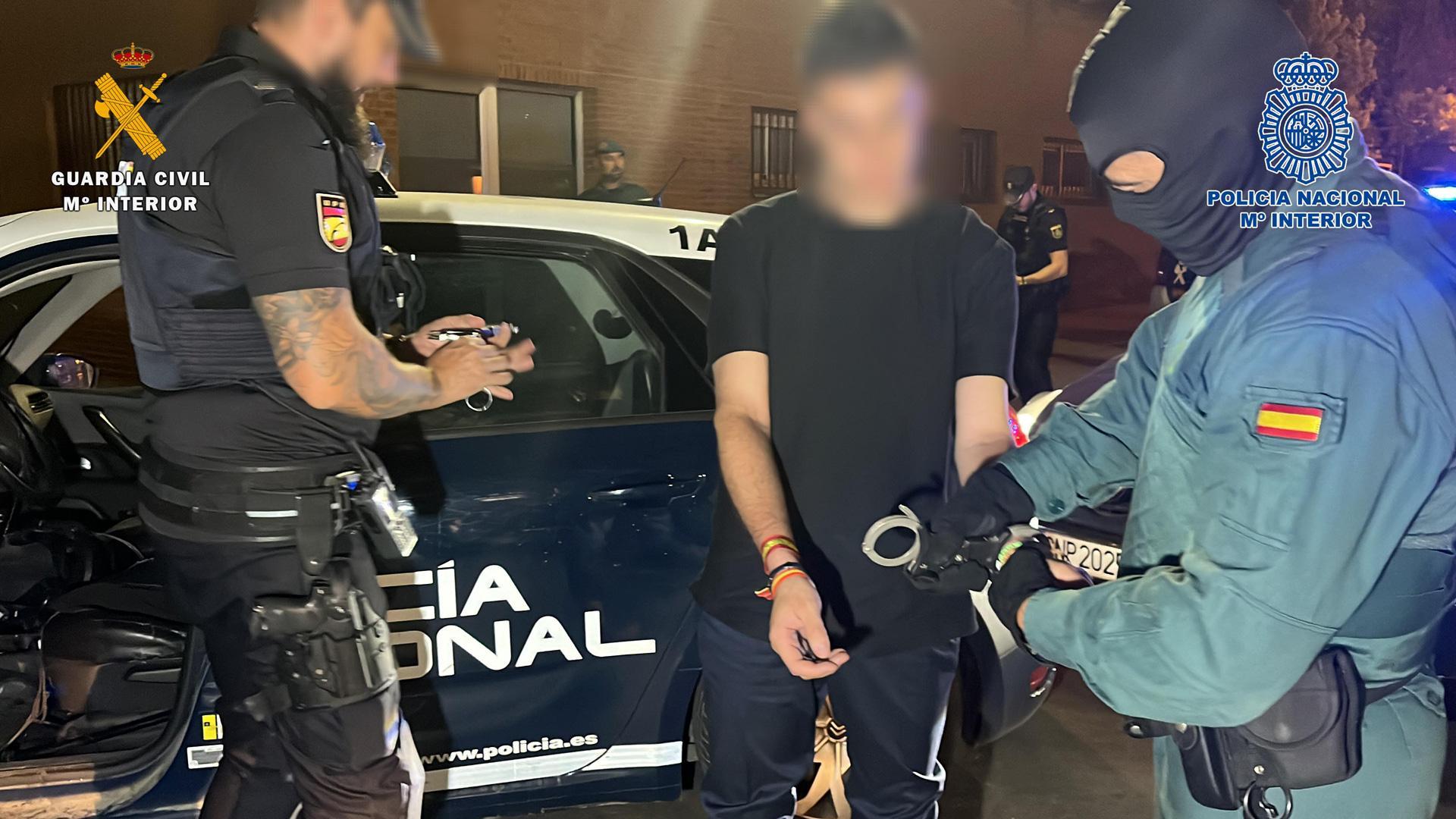 Agentes de la Guardia Civil y de Policía Nacional detienen a uno de los miembros de la organización criminal, en el marco de la operación Sanlucar/Luxur