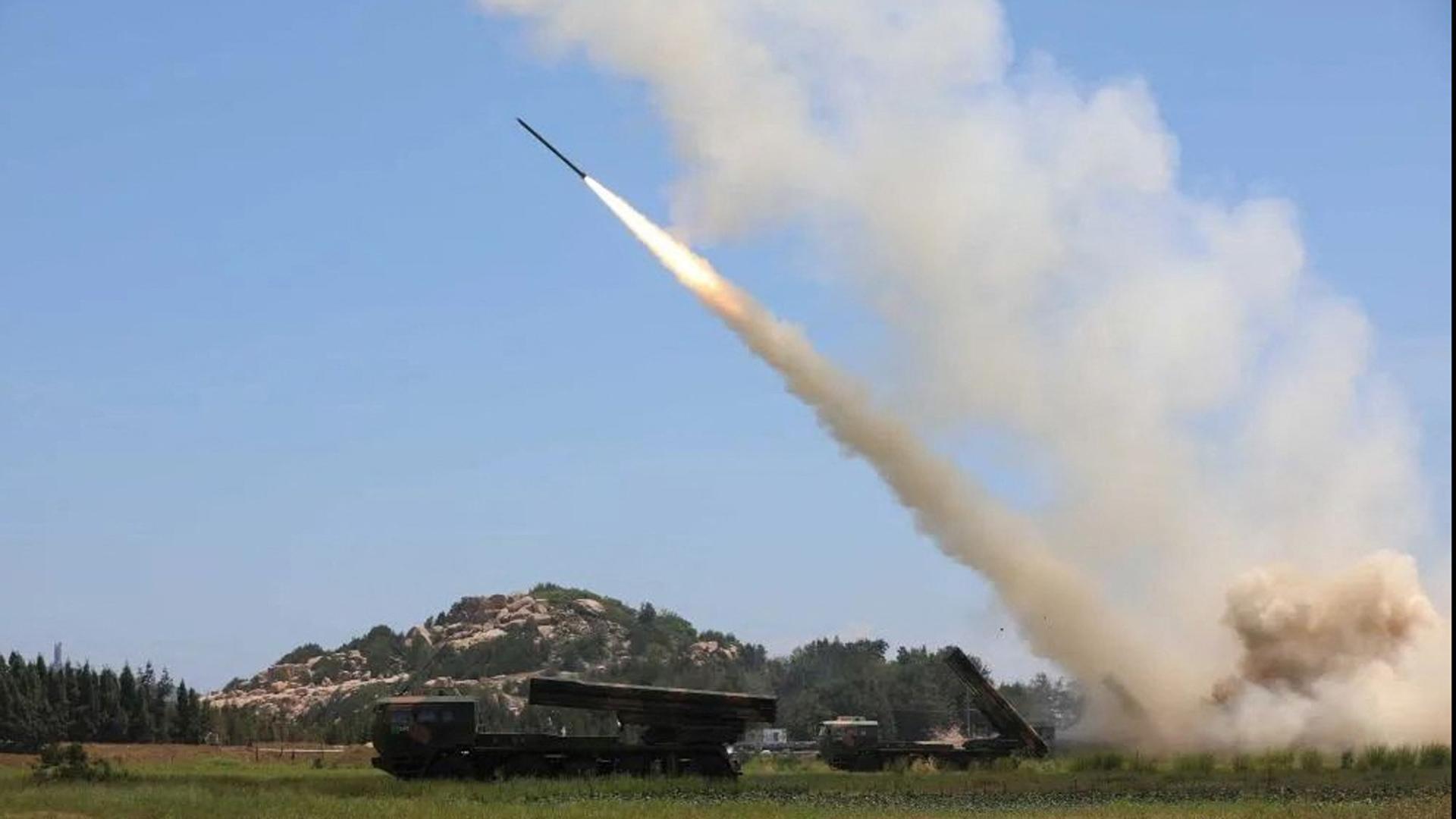 La Fuerza Terrestre del Ejército Popular de Liberación de China (EPL) realiza un simulacro de fuego real de largo alcance en el Estrecho de Taiwán