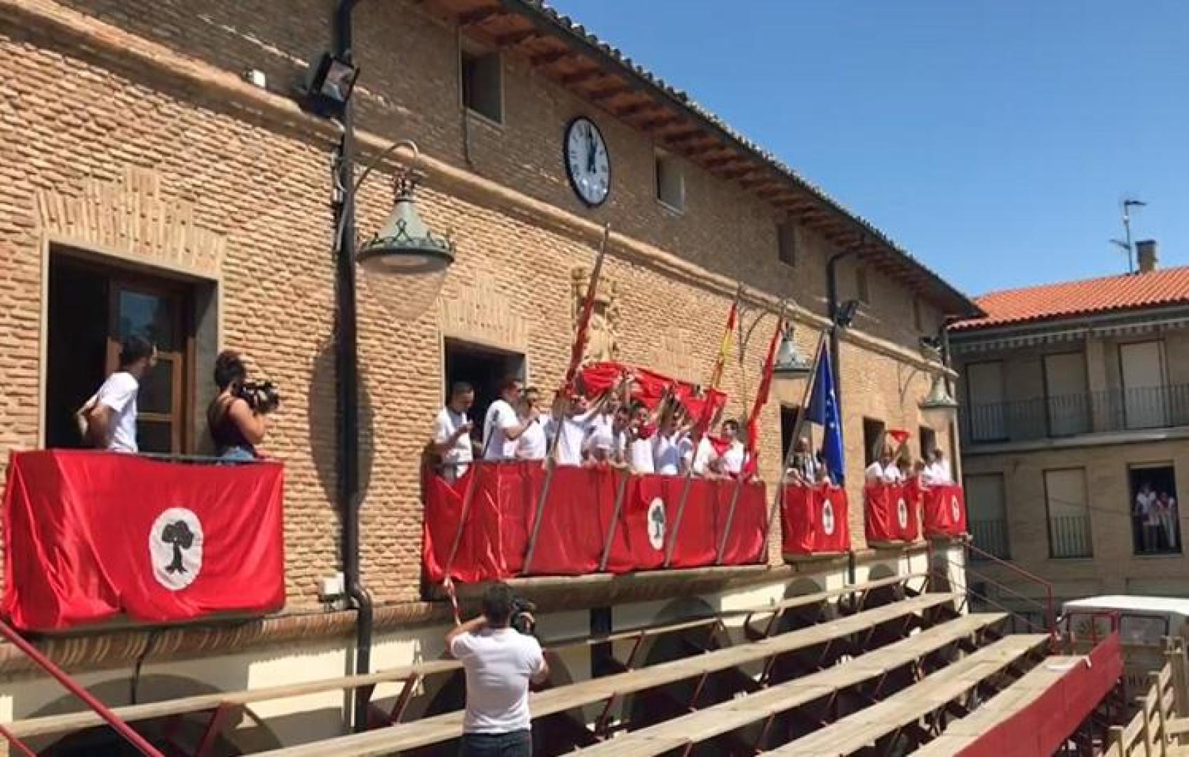 A las 13 horas de este viernes, 5 de agosto, han dado comienzo las fiestas de Larraga 2022. Los jugadores del Club Deportivo San Miguel han sido los encargados de prender la mecha del cohete y dar comienzo a unas fiestas que se alargarán hasta el jueves día 11.