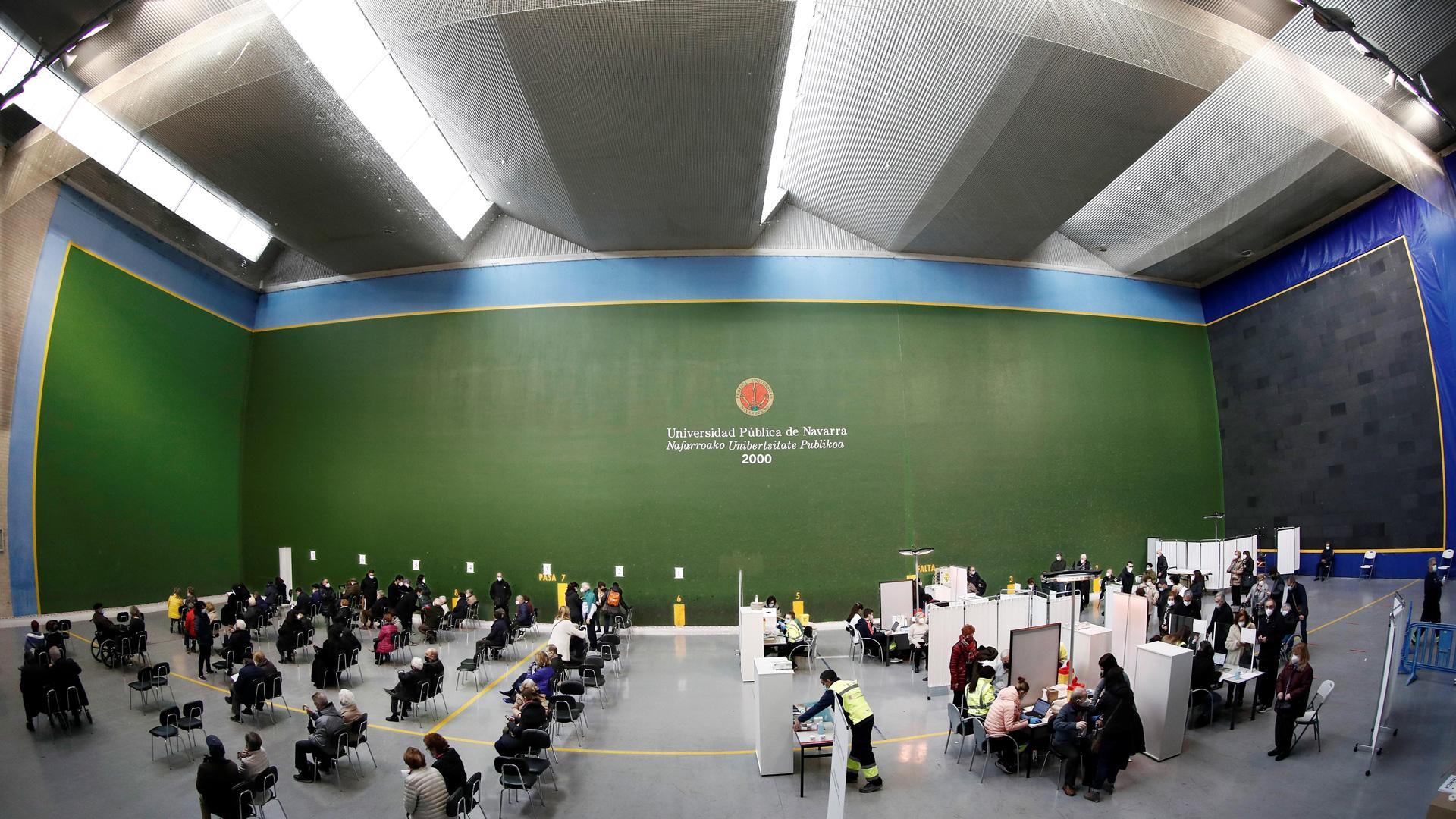 Polideportivo de la UPNA, en marzo del pasado año, con motivo de las vacunaciones. Contrataciones y sustituciones por covid elevaron el gasto en 40 millones