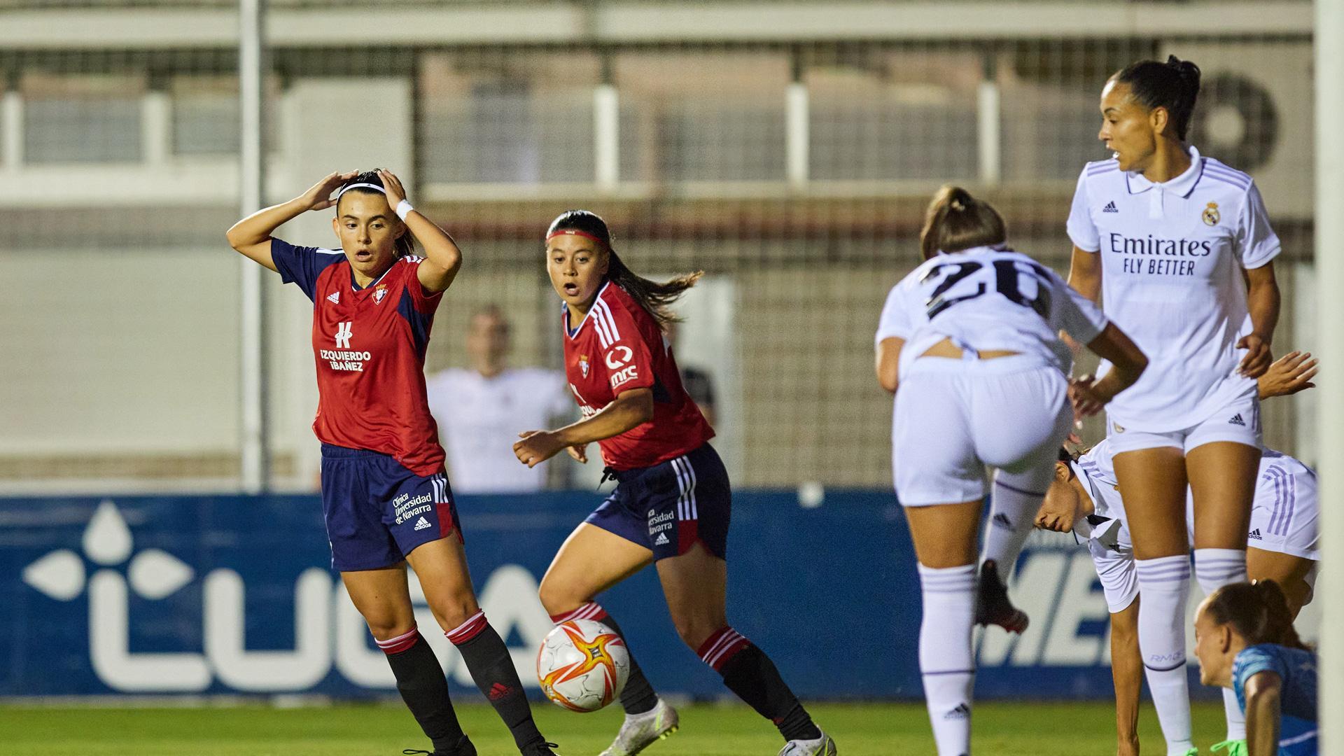 Las jugadoras navarras se lamentan tras haber marrado una triple ocasión a los setenta y nueve minutos que habría supuesto el empate parcial ante las madridistas