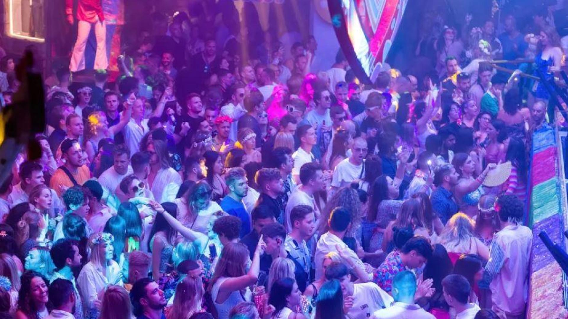 Personas bailando en una discoteca