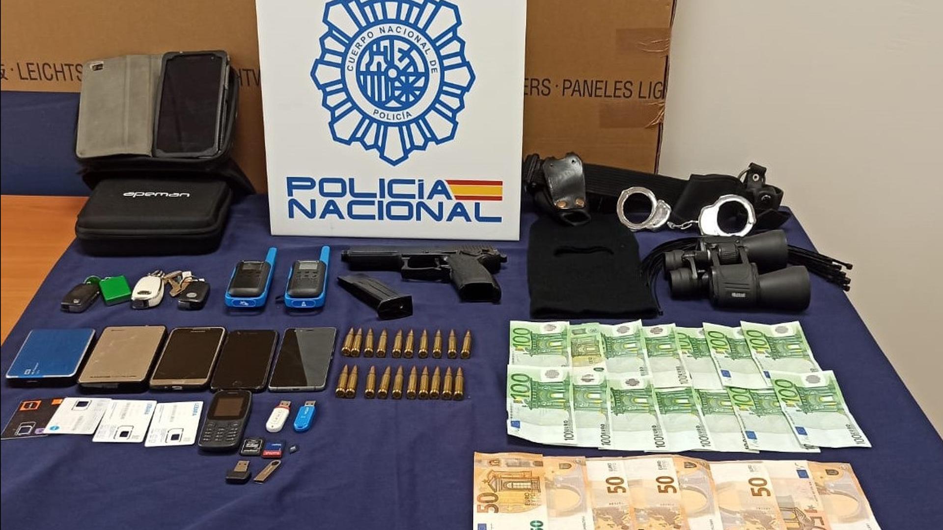 Objetos intervenidos en una operación policial contra un grupo criminal ucraniano
