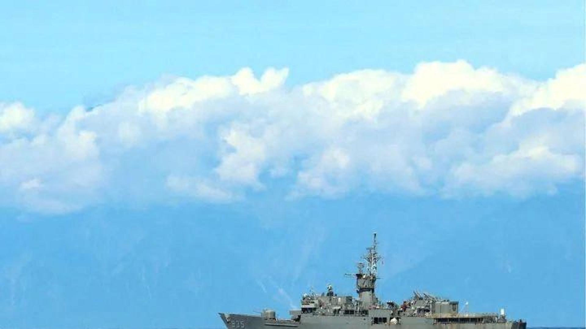 Un buque militar navega durante los ejercicios militares de la marina China en las aguas alrededor de Taiwán