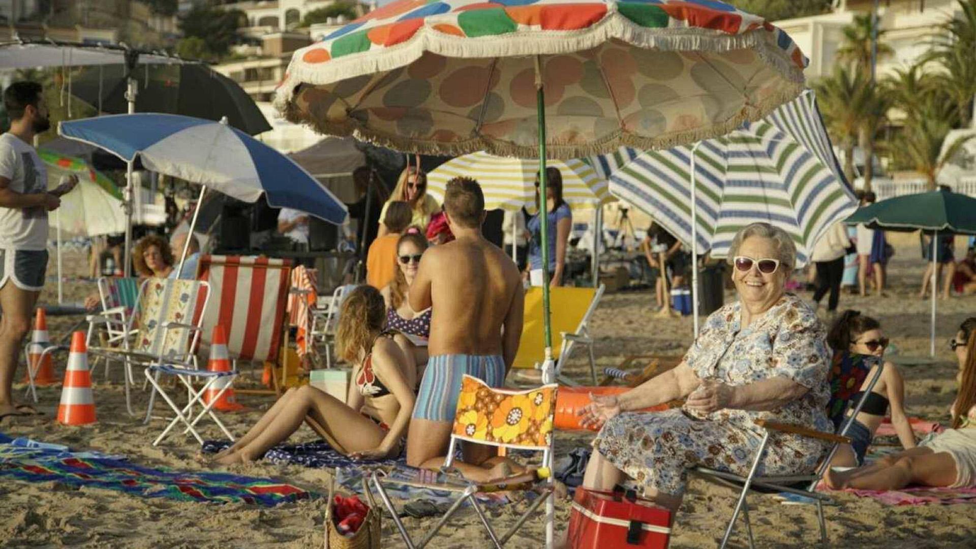 La abuela Herminia (María Galiana), una de las protagonistas más queridas de la familia Alcántara en la serie de TVE ‘Cuéntame cómo pasó’, en la playa de Benidorm en un capítulo que se sitúa en el verano de 1985