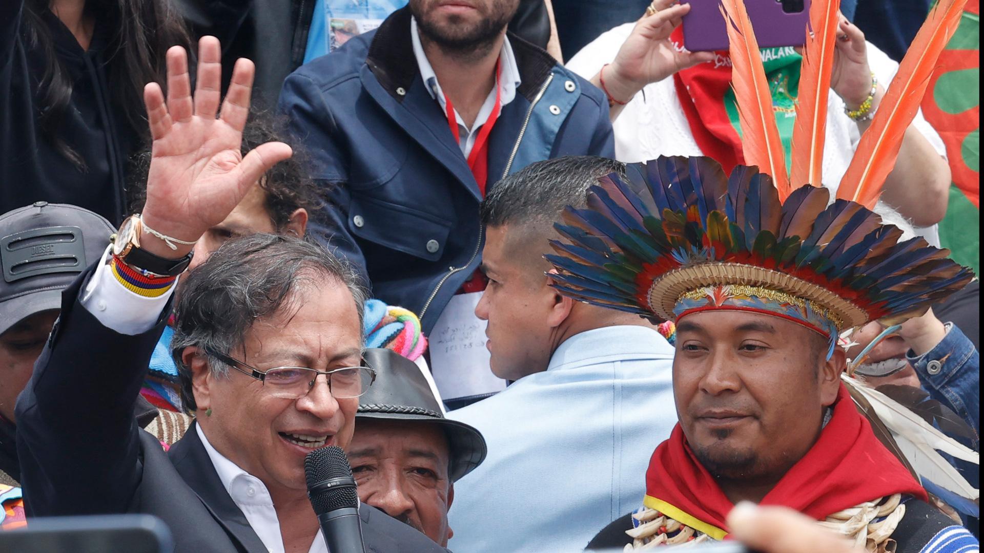 El entrante presidente de Colombia, Gustavo Petro, habla durante una ceremonia de posesión popular y espiritual con indígenas