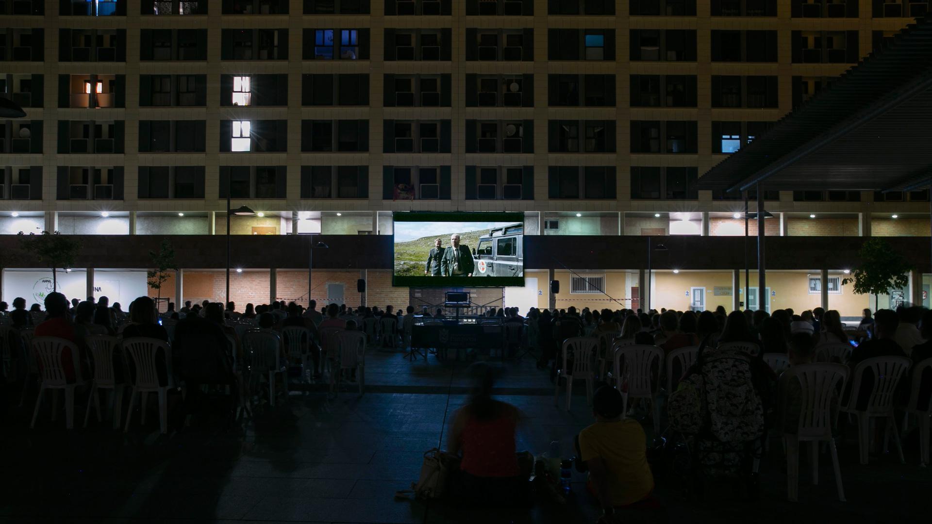 Proyección de una película al aire libre en Buztintxuri, dentro del programa 'Noches de cine' del Ayuntamiento de Pamplona