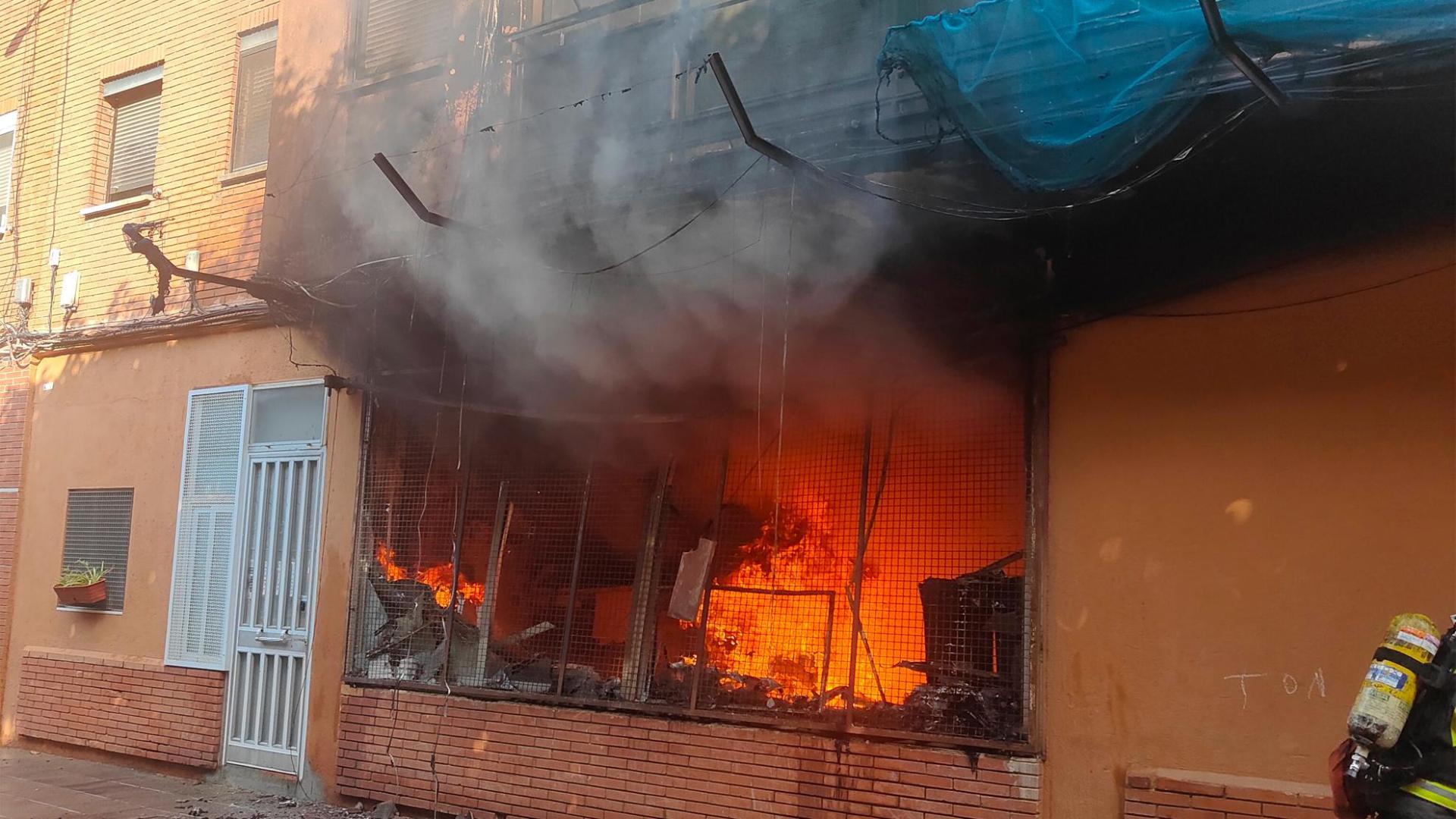 El fuego se ha iniciado en el bajo de un edificio de Sant Adrià del Besòs