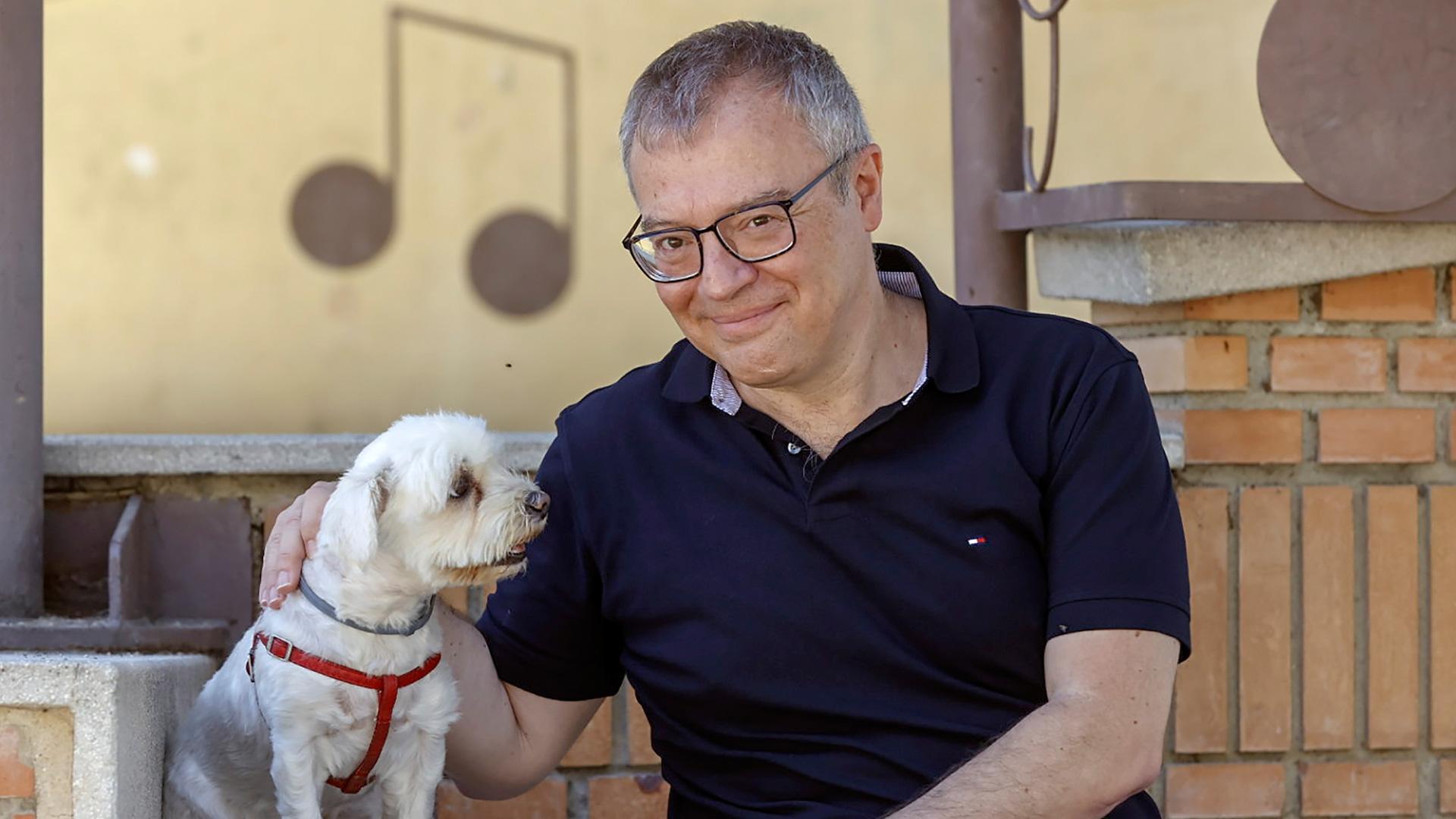 El cineasta Daniel Monzón con su perra Lluna