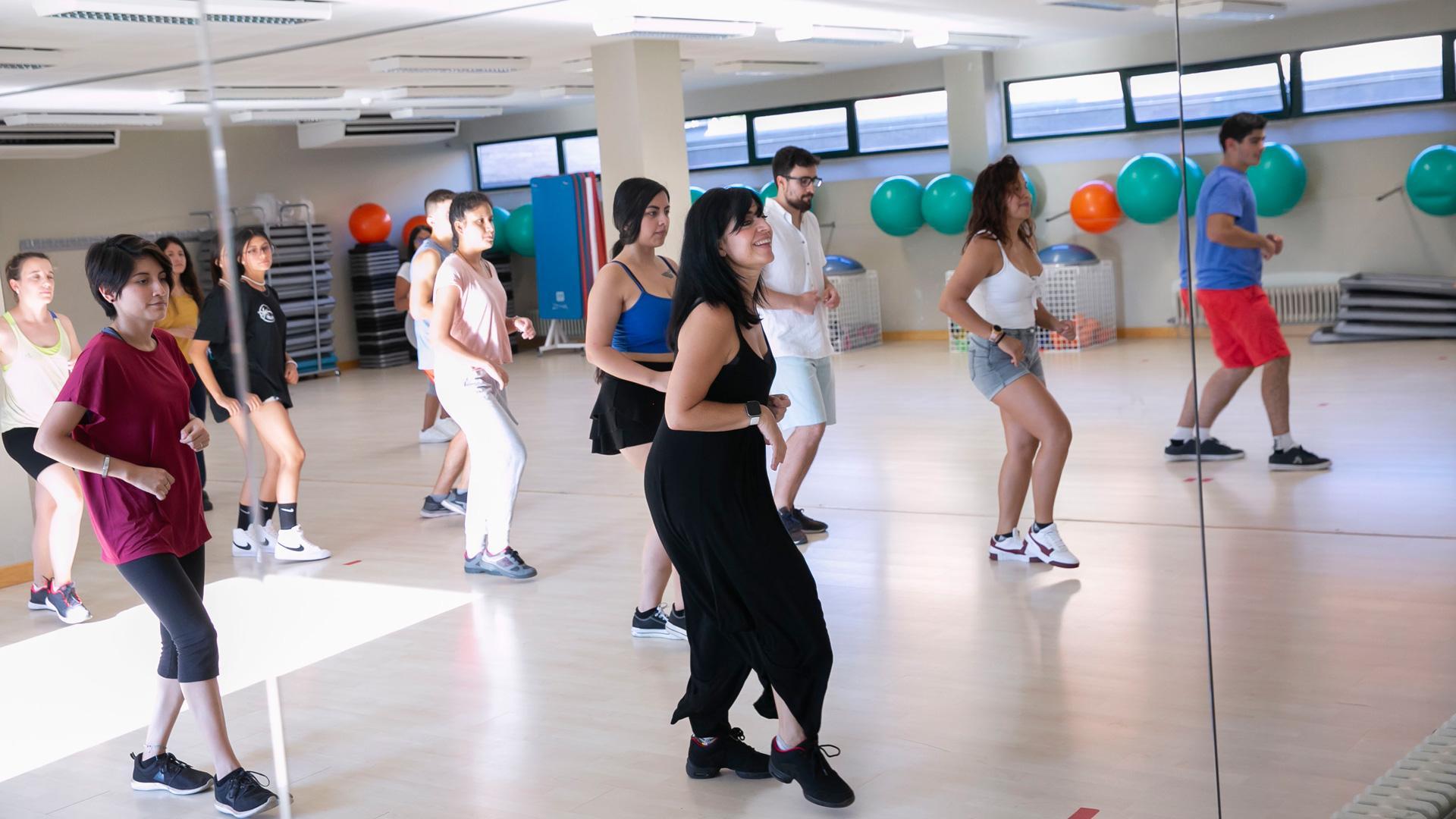 Una clase de baile en la Casa de la Juventud de Pamplona