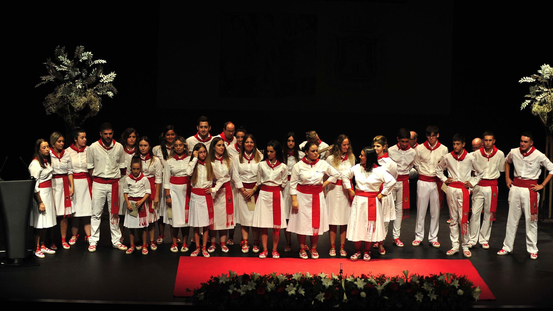 Todos los participantes en el ‘Campeón de campeones’, sobre el escenario del centro cultural de Tafalla
