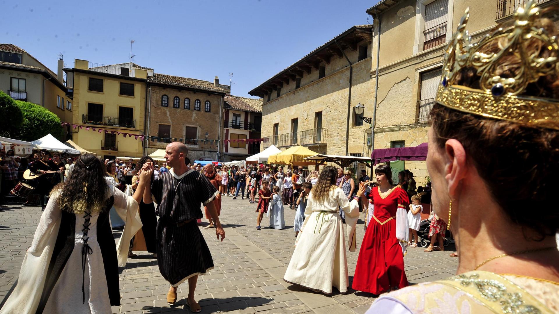 La tradición de bailar frente a la reina de la feria medieval de Olite regresó a la programación después de dos años de ausencia.