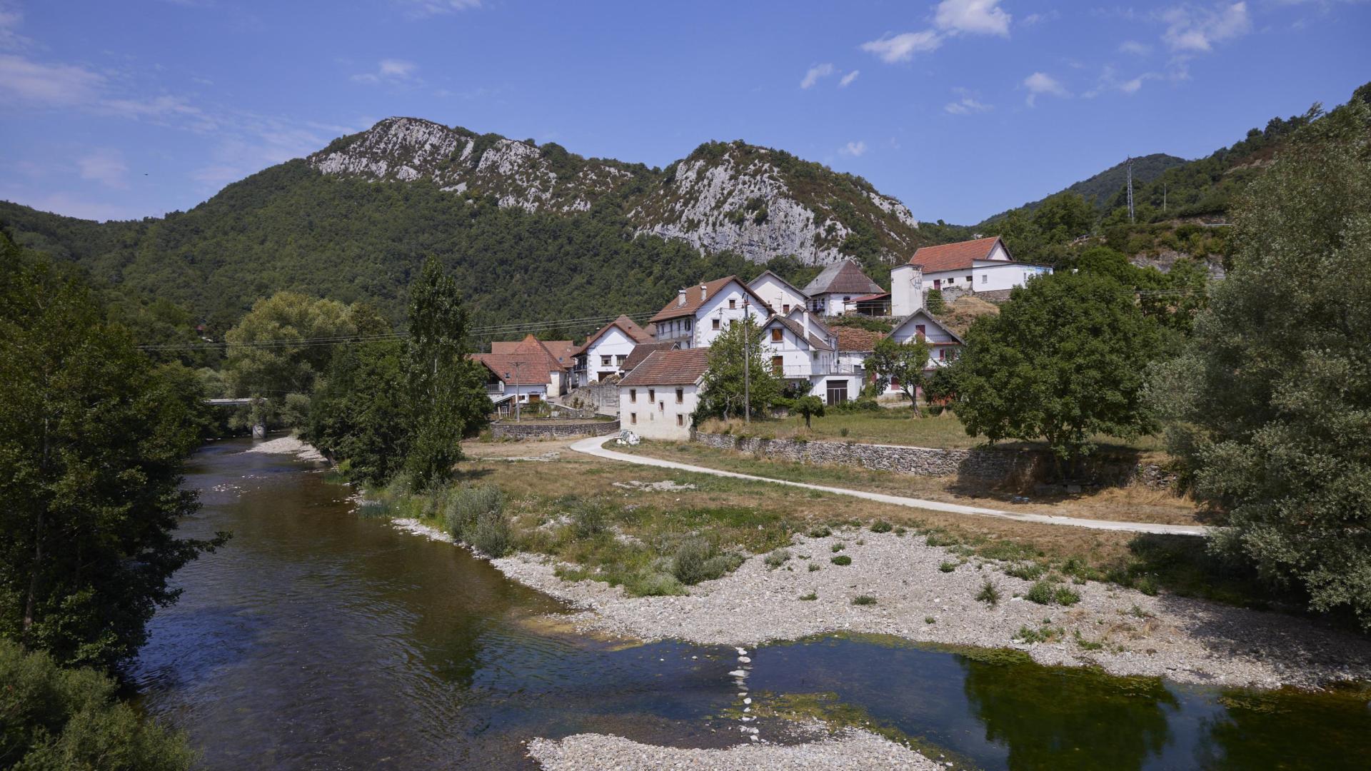 El río Irati cruza el pueblo de Aribe.	JESÚS GARZARON