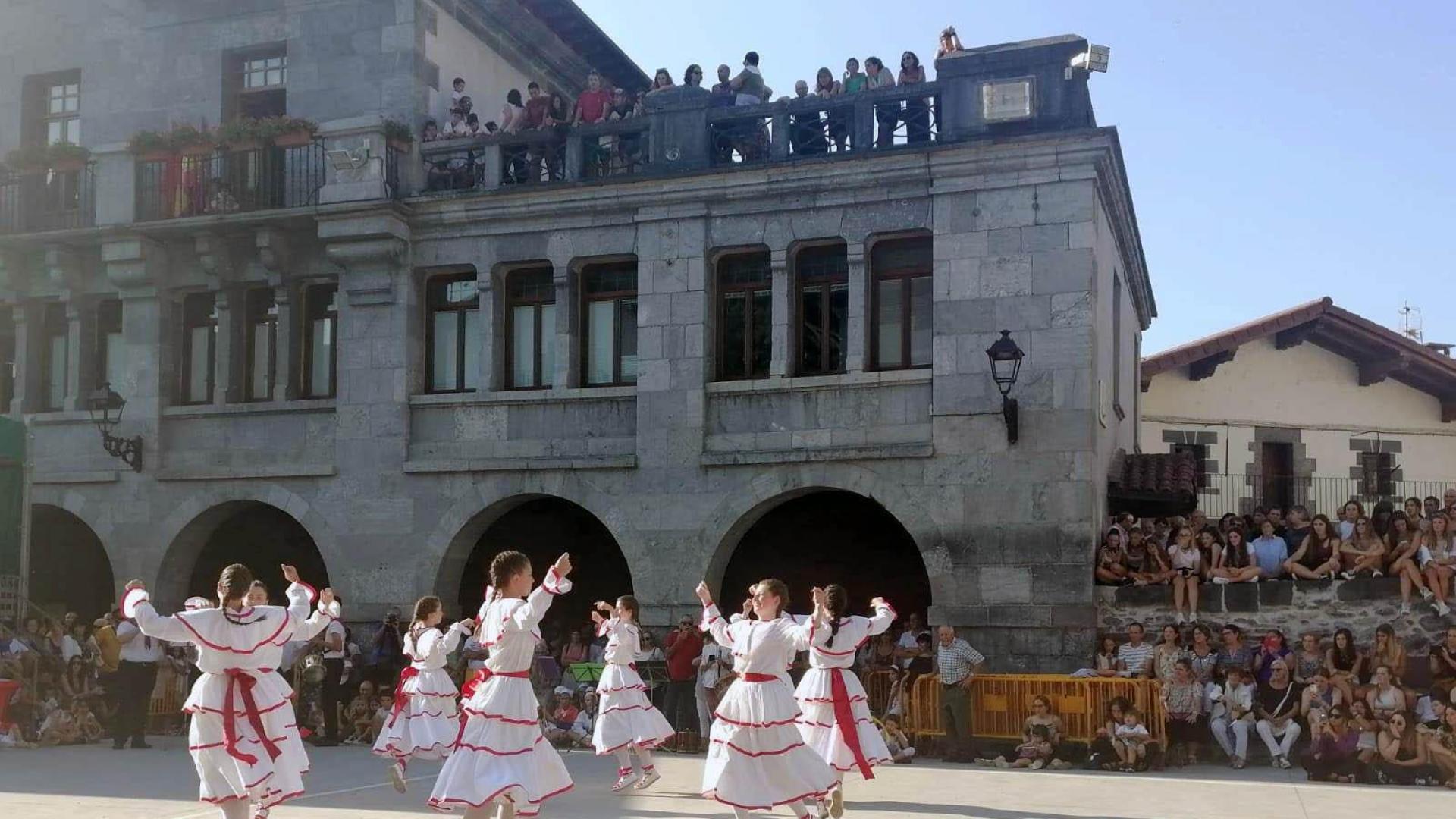 LEITZALos dantzaris txikis del Aurrera realizaron una exhibición de bailes
