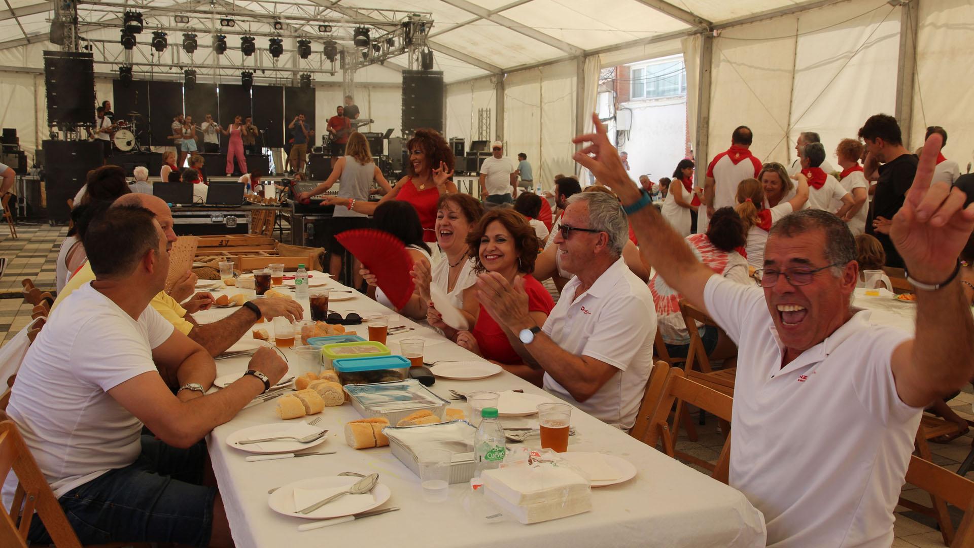 Una de las muchas cuadrillas de amigos que se reunieron en la carpa para degustar la comida