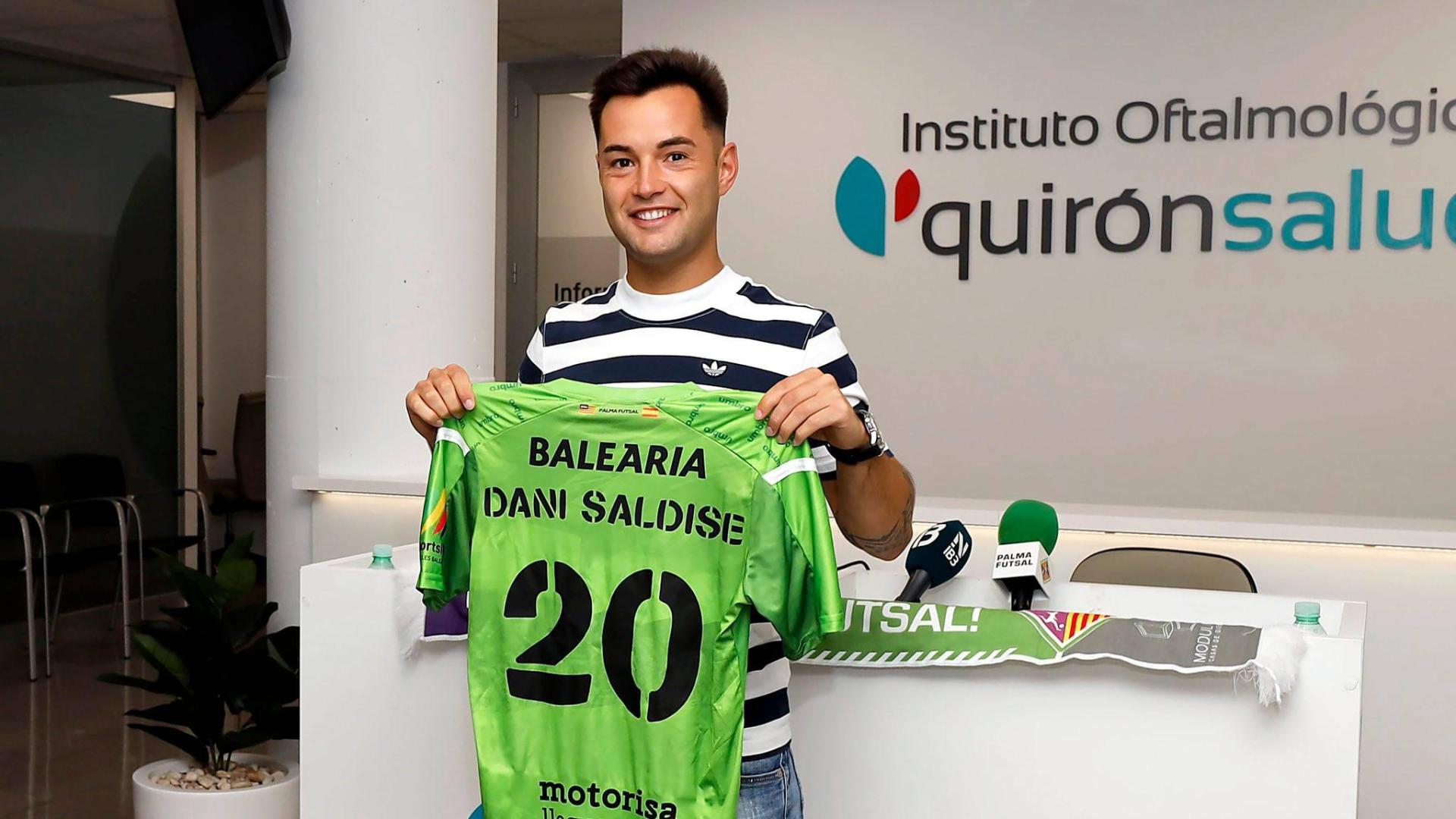 El ala-pívot de Irurtzun Dani Saldise muestra la camiseta que lucirá esta temporada con el Palma Futsal