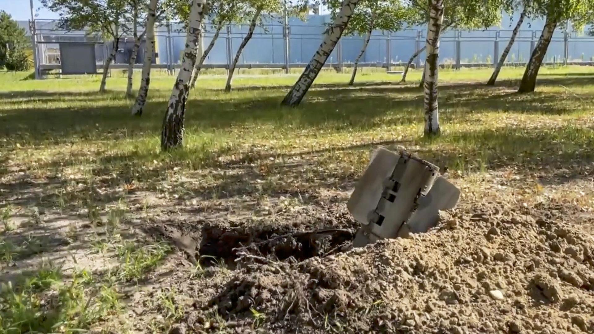 Imagen de un proyectil sin explotar junto a la central nuclear de Zaporizhzhia de un vídeo emitido por el Gobierno ruso sobre los daños causados en un presunto ataque perpetrado por fuerzas ucranianas