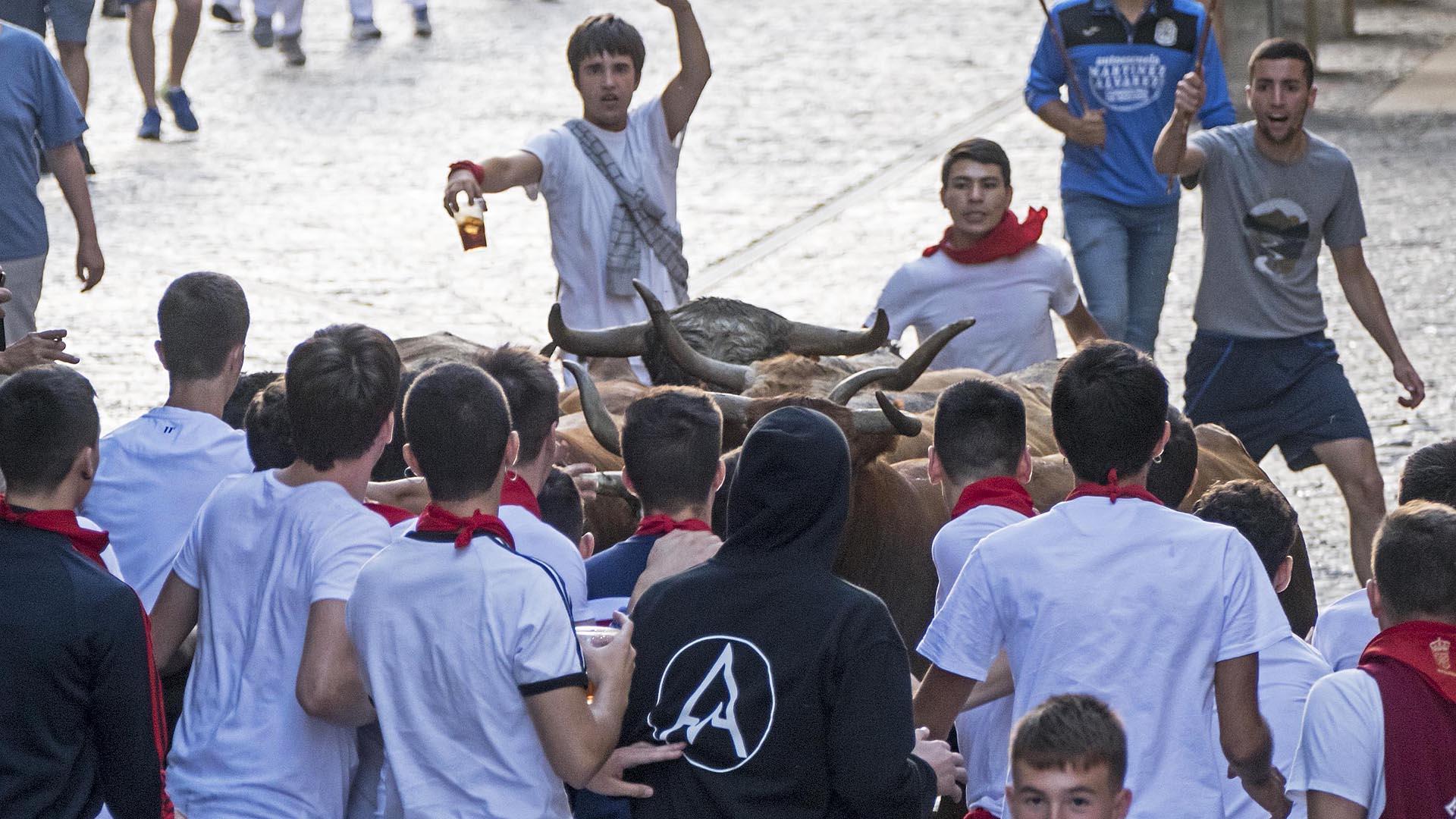 Imagen de la barricada ubicada en la plaza Santiago en el encierro. Los hechos han ocurrido en la calle Mayor