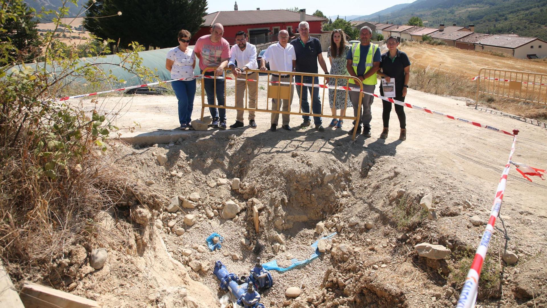 El consejero de Cohesión Territorial, Bernardo Ciriza, el alcalde de Aguilar de Codés, Jesús Ángel Amescua, y el director general de Administración Local y Despoblación, Jesús Mari Rodríguez, acompañados por miembros de la corporación municipal, de la empresa constructora y de la dirección de obra