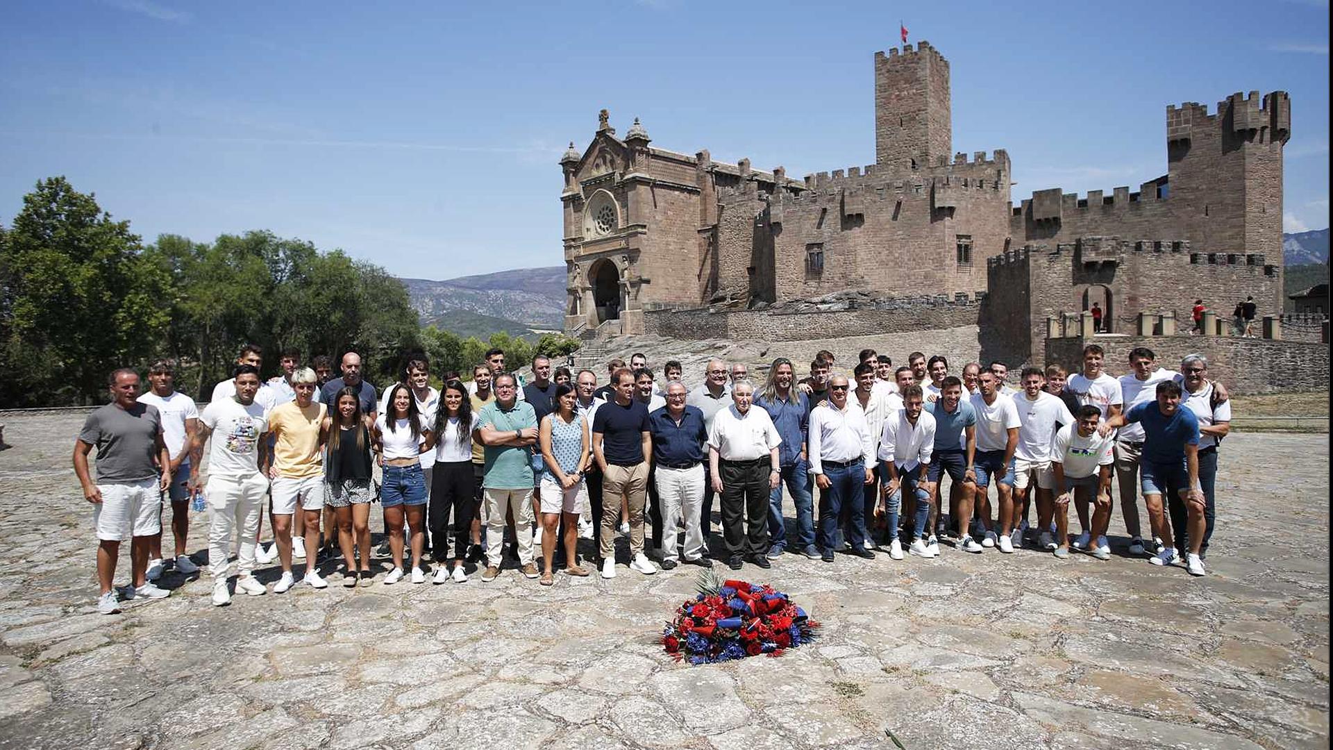 Directivos, técnicos y futbolistas del primer equipo masculino y femenino posan ante el castillo de Javier