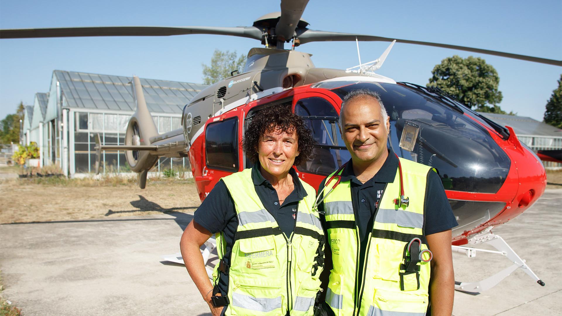 Elena Yanguas y Clint Jean Louis, enfermera y médico de emergencias del SNS-Osasunbidea, junto al helicóptero medicalizado en la base de Miluze