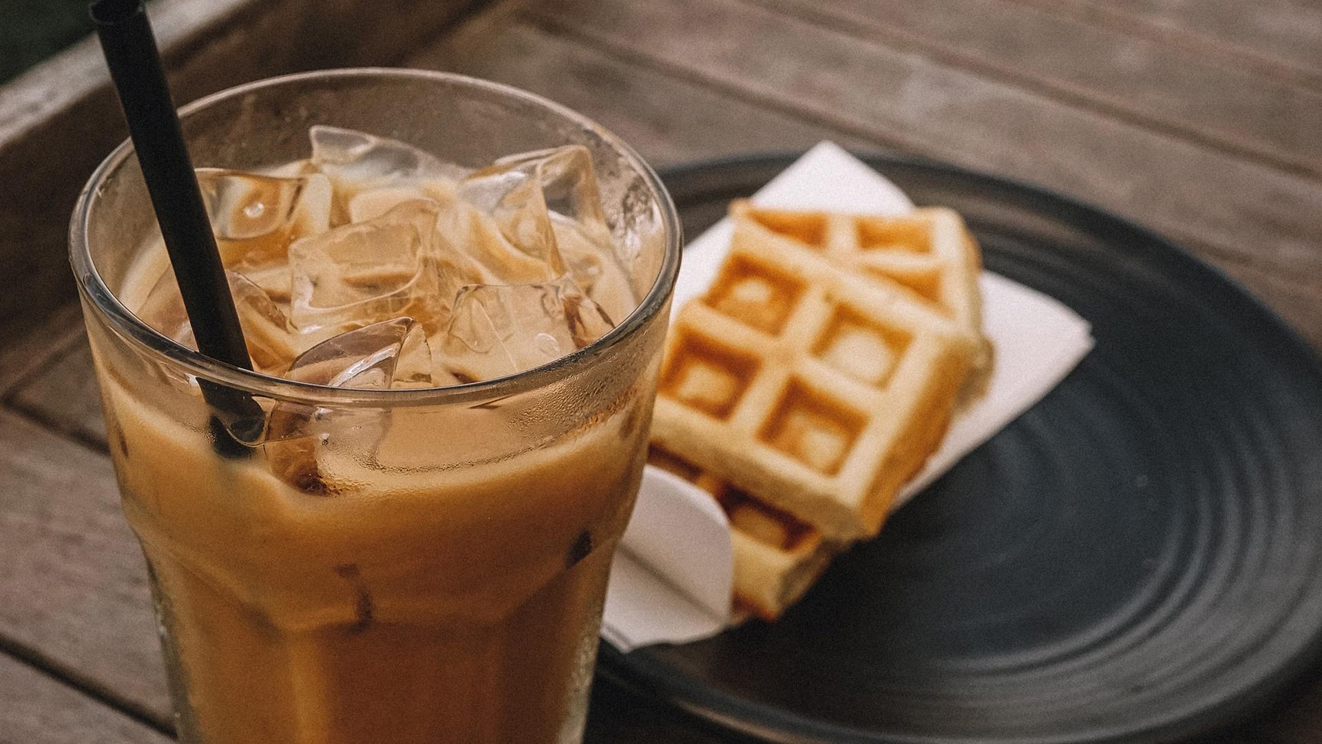 Los bares y restaurantes pueden cobrarte por ponerle hielo en el café
