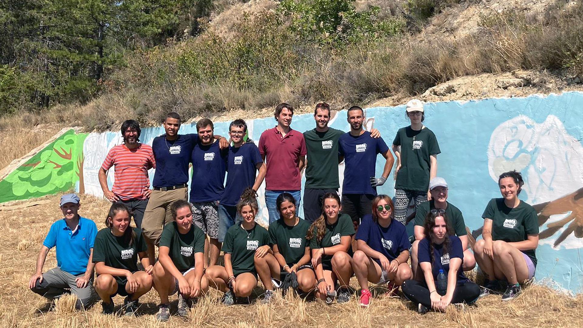 El director gerente del Instituto Navarro de Juventud, Carlos Amatriain, con el grupo de jóvenes que realizan voluntariado en el monte Ezkaba