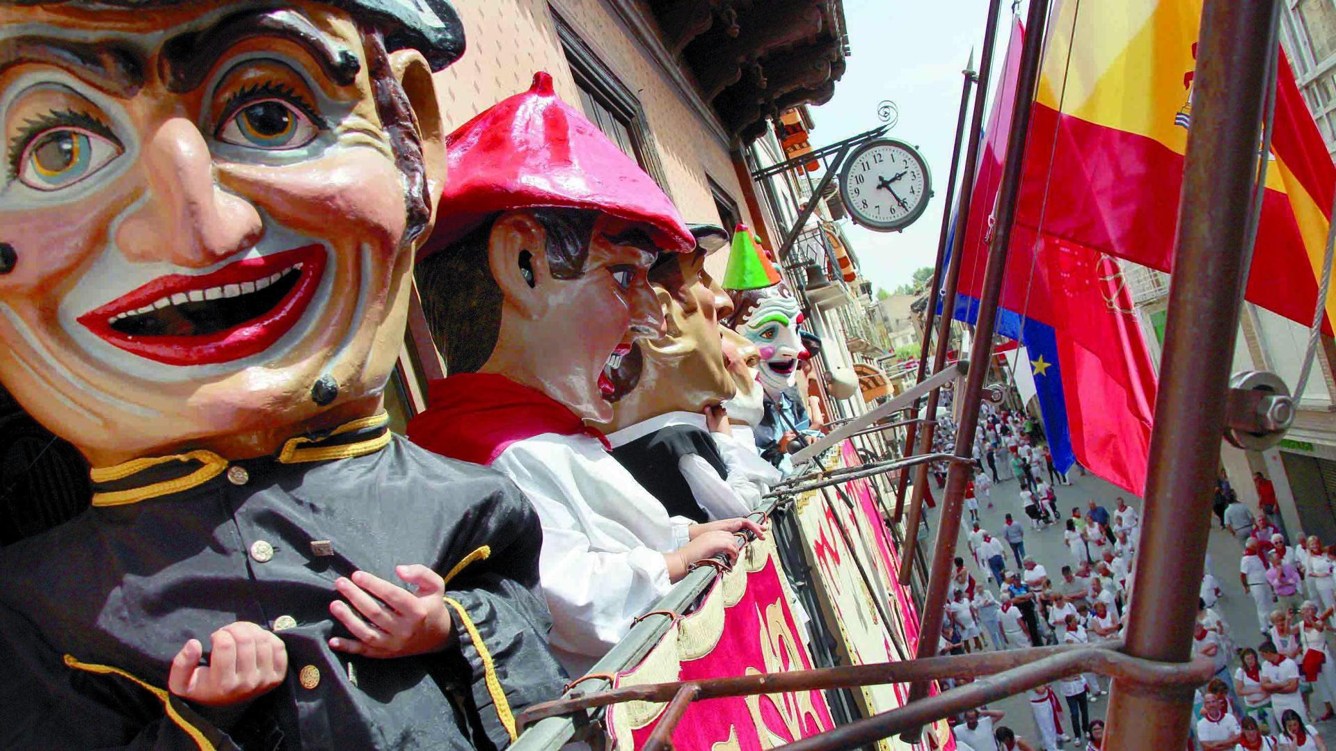 Los cabezudos de la comparsa de Sangüesa, en el balcón municipal en la despedida de fiestas de 2019