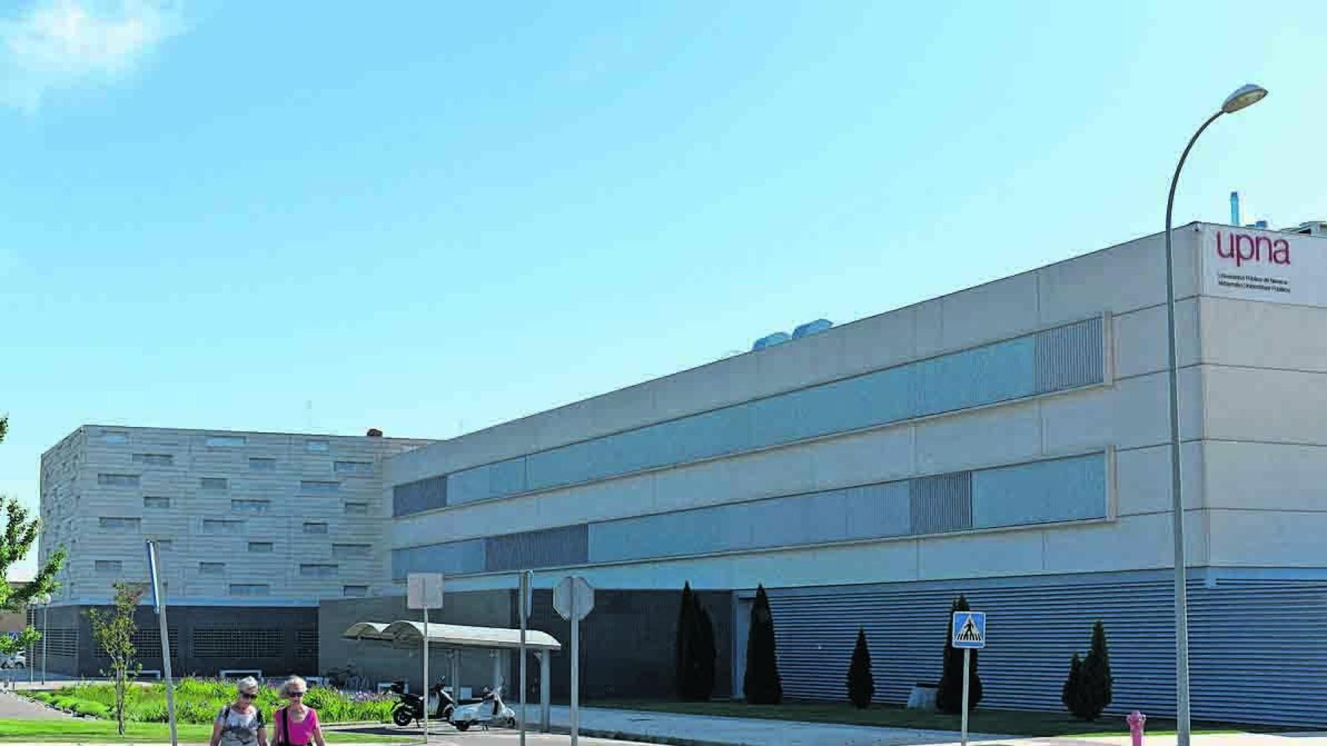 Dos mujeres pasean por los aledaños del campus de Tudela, con la Universidad de fondo
