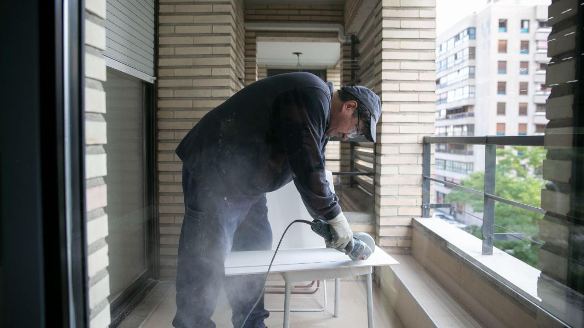 Una de las personas encargadas en las obras de mejora en los apartamentos para personas mayores Txoko Berri, en el barrio de San Juan