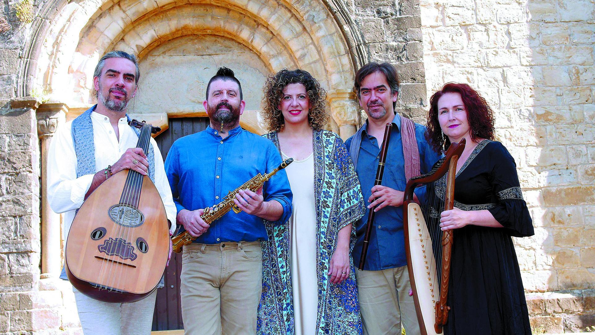 Los componentes de Zorongo, junto a la ermita de Badostáin