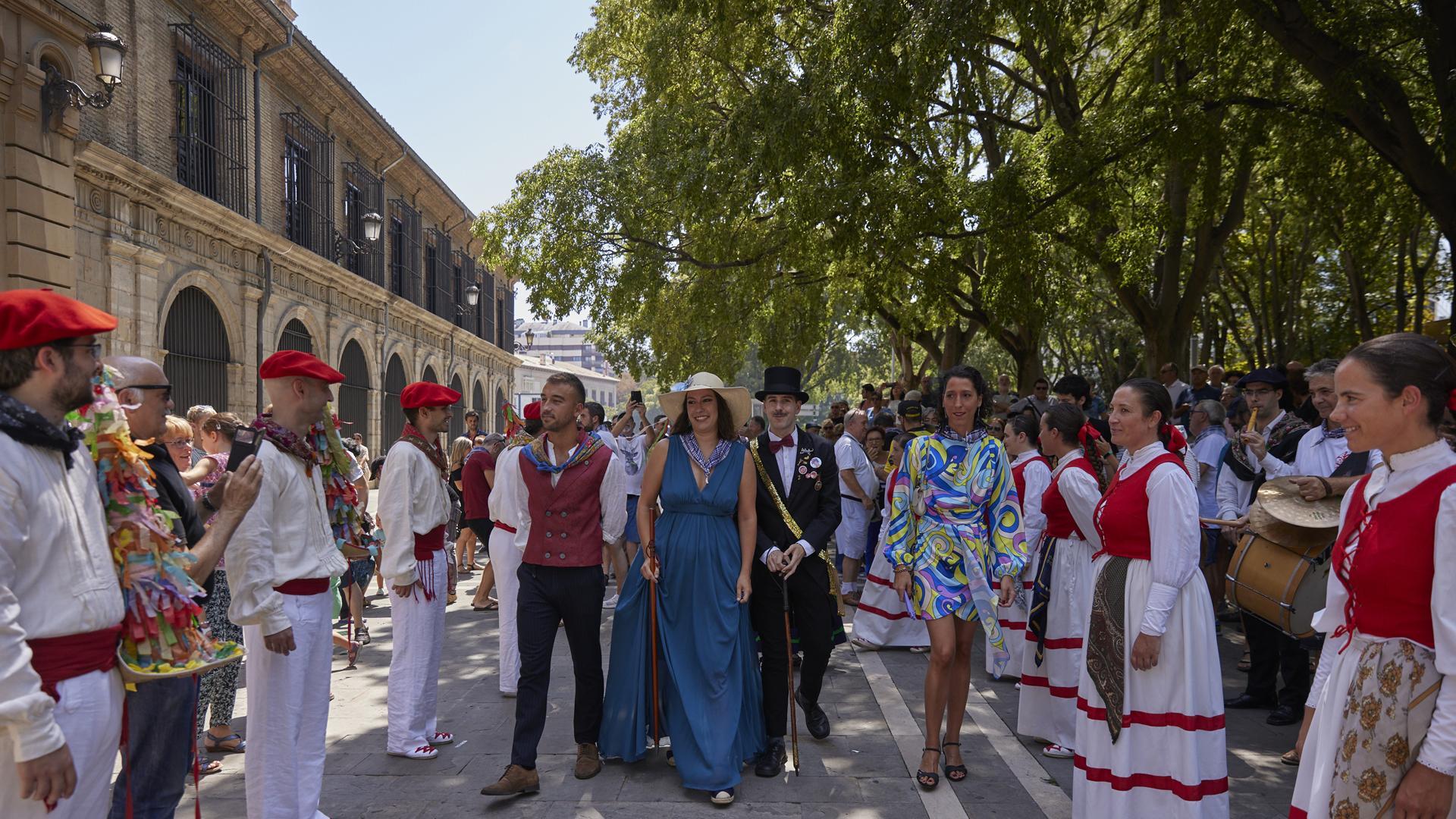 El peculiar cortejo de San Lorenzo se dirige al lanzamiento del Chupinazo
