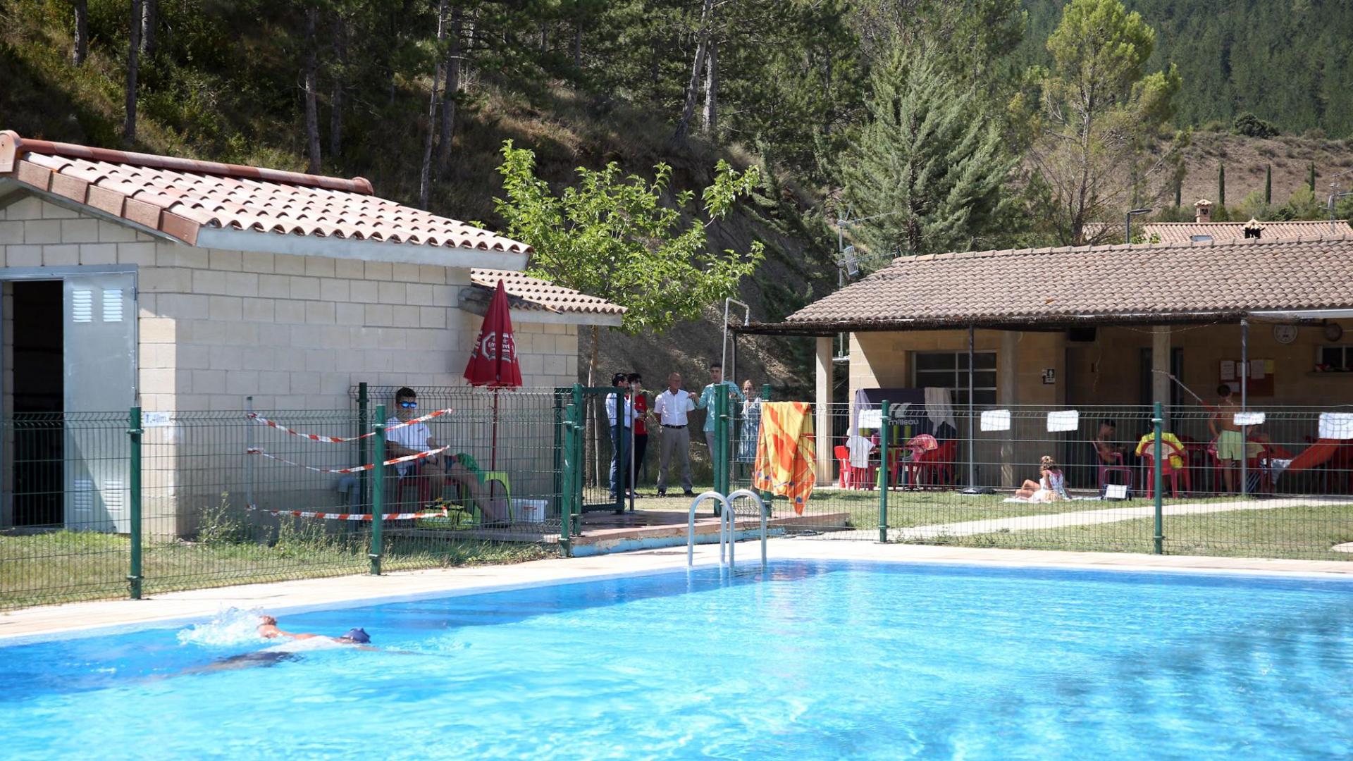 Imagen de la piscina renovada de Javier