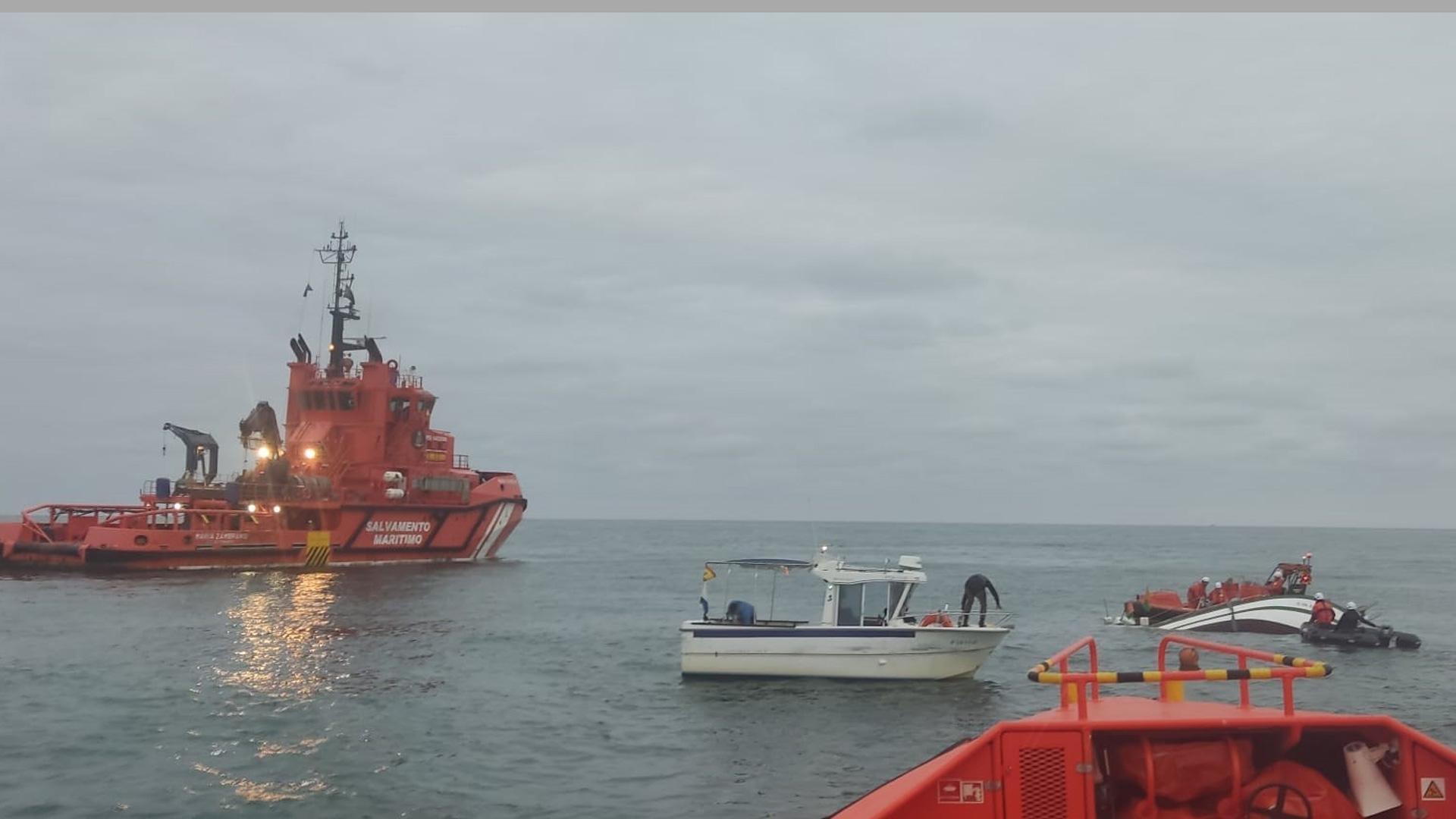 Efectivos de Salvamento Marítimo intentan recuperar el pesquero Zara y Samuel que está semihundido