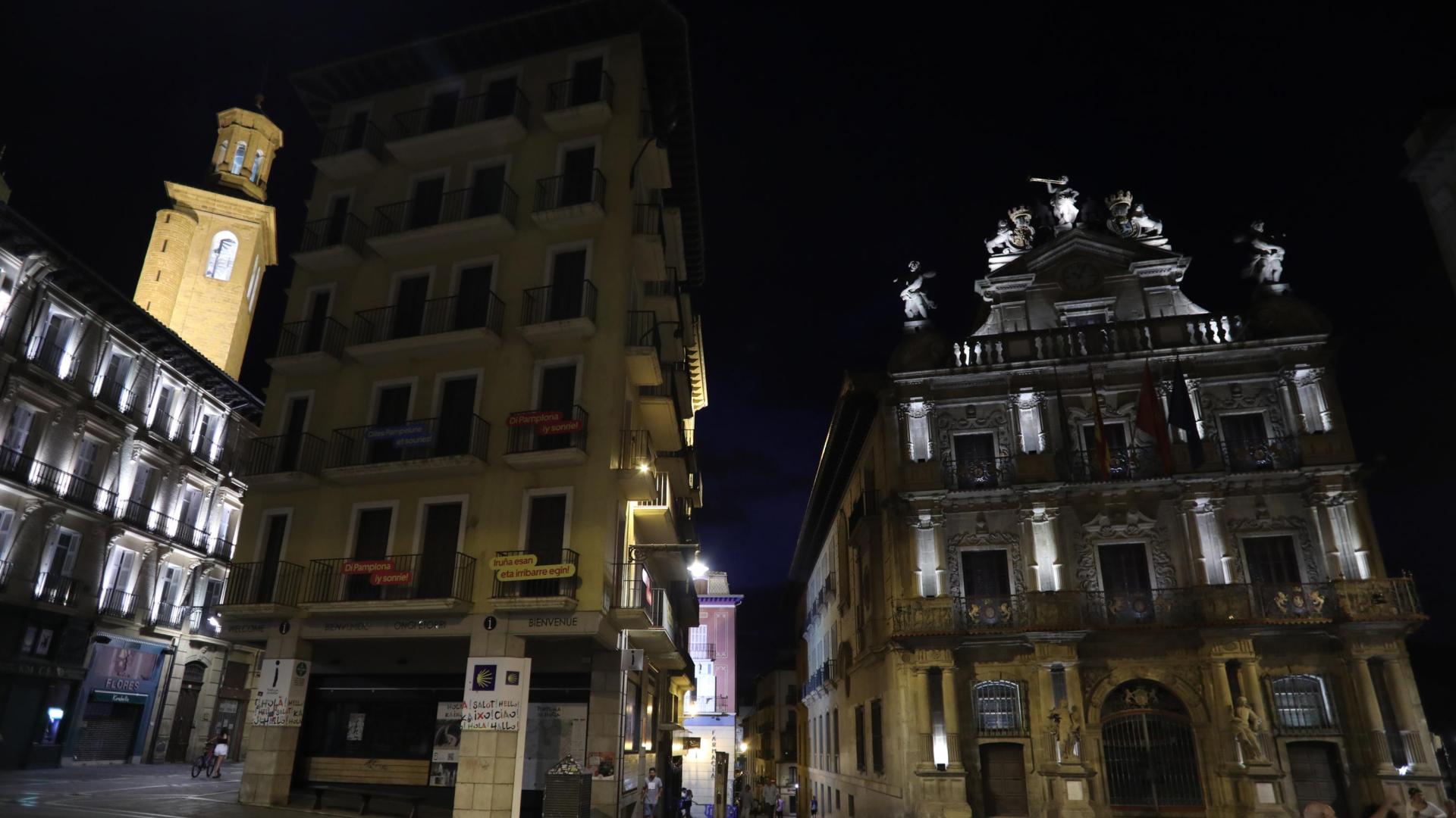 El Ayuntamiento de Pamplona iluminado ayer por la noche.