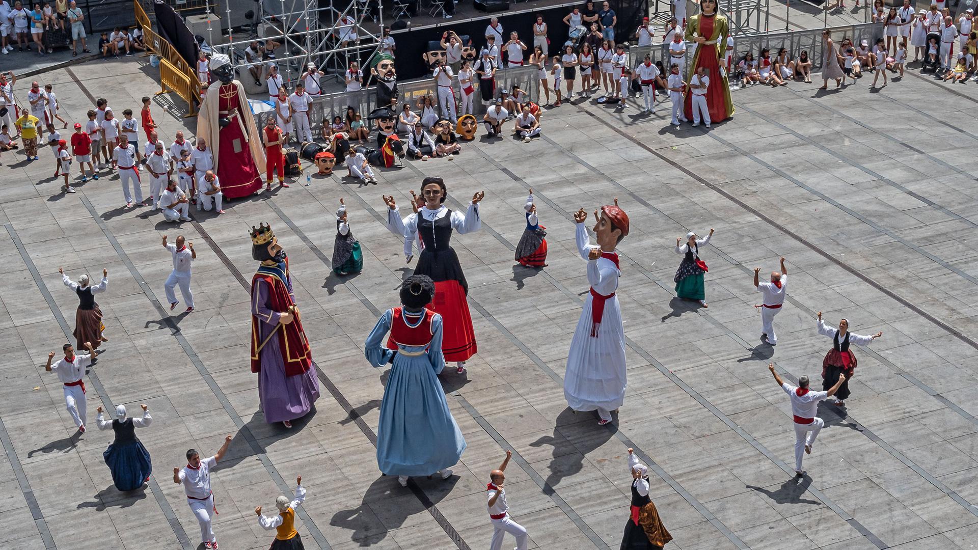 Los dantzaris de Ibai Ega bailan la jota junto a los gigantes