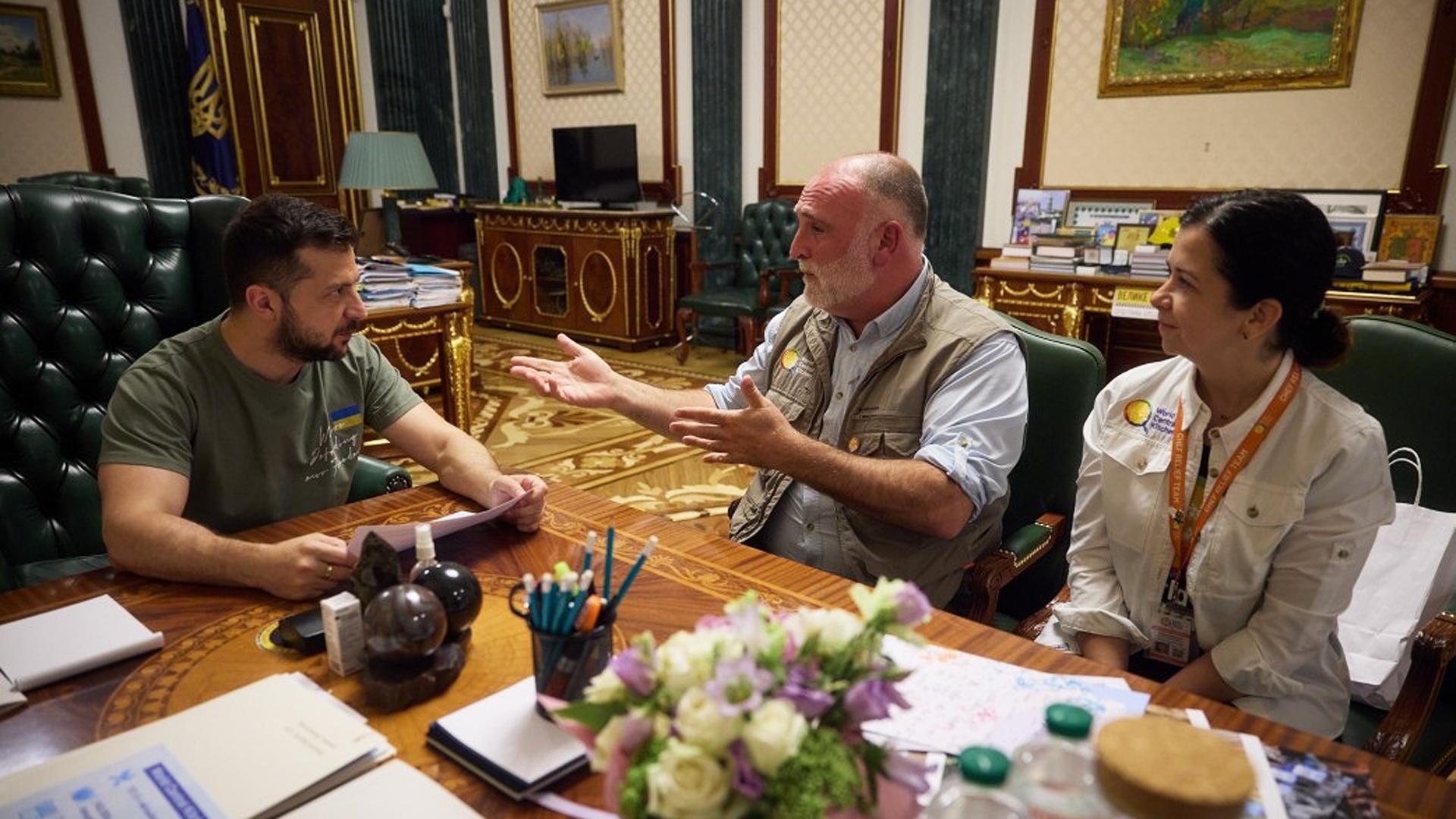 El presidente de Ucrania, Volodimir Zelenski, junto al chef Jose Andrés