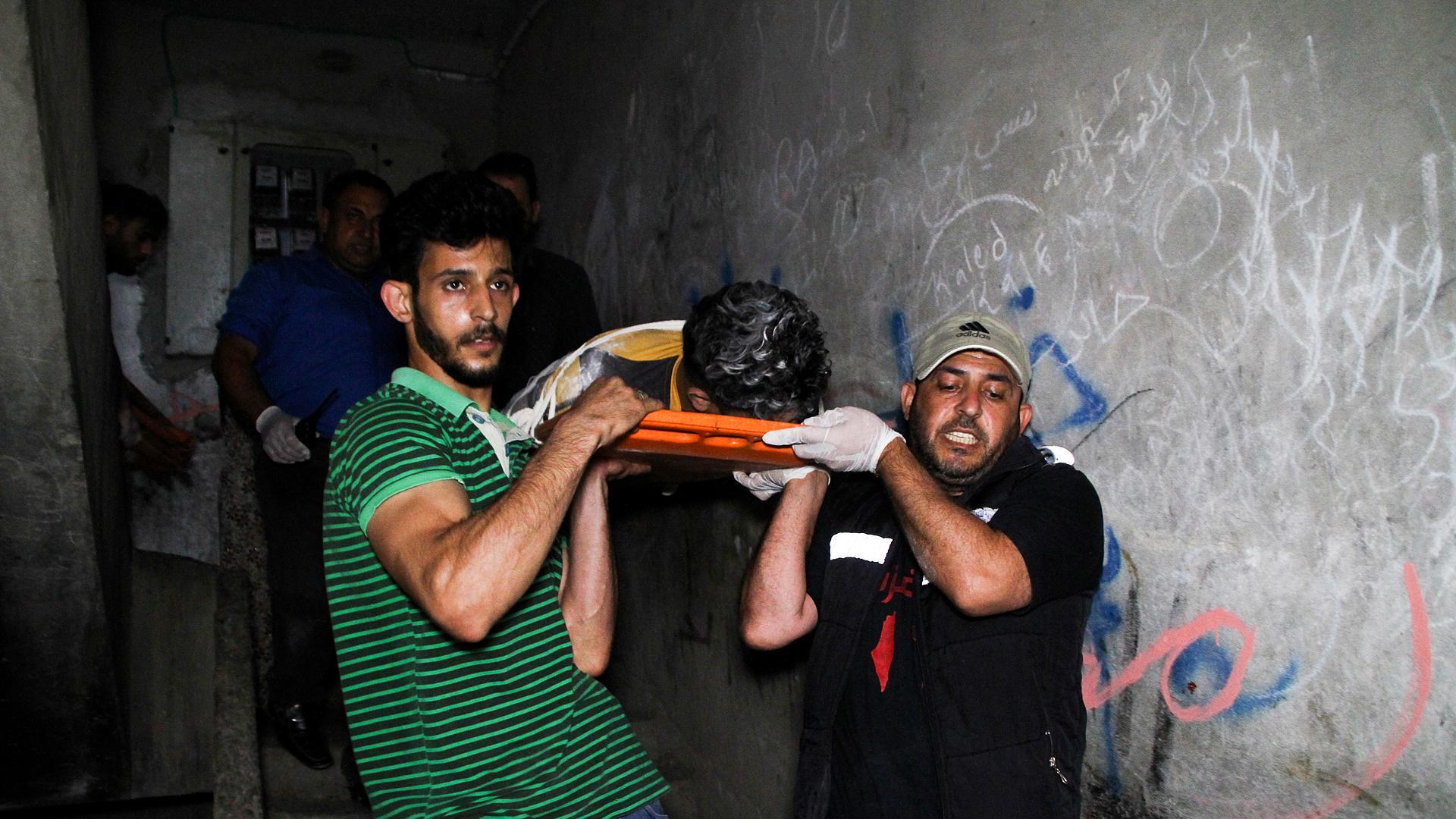 Voluntarios de la Defensa Civil Palestina traslada a un herido en la Franja de Gaza

12/08/2022