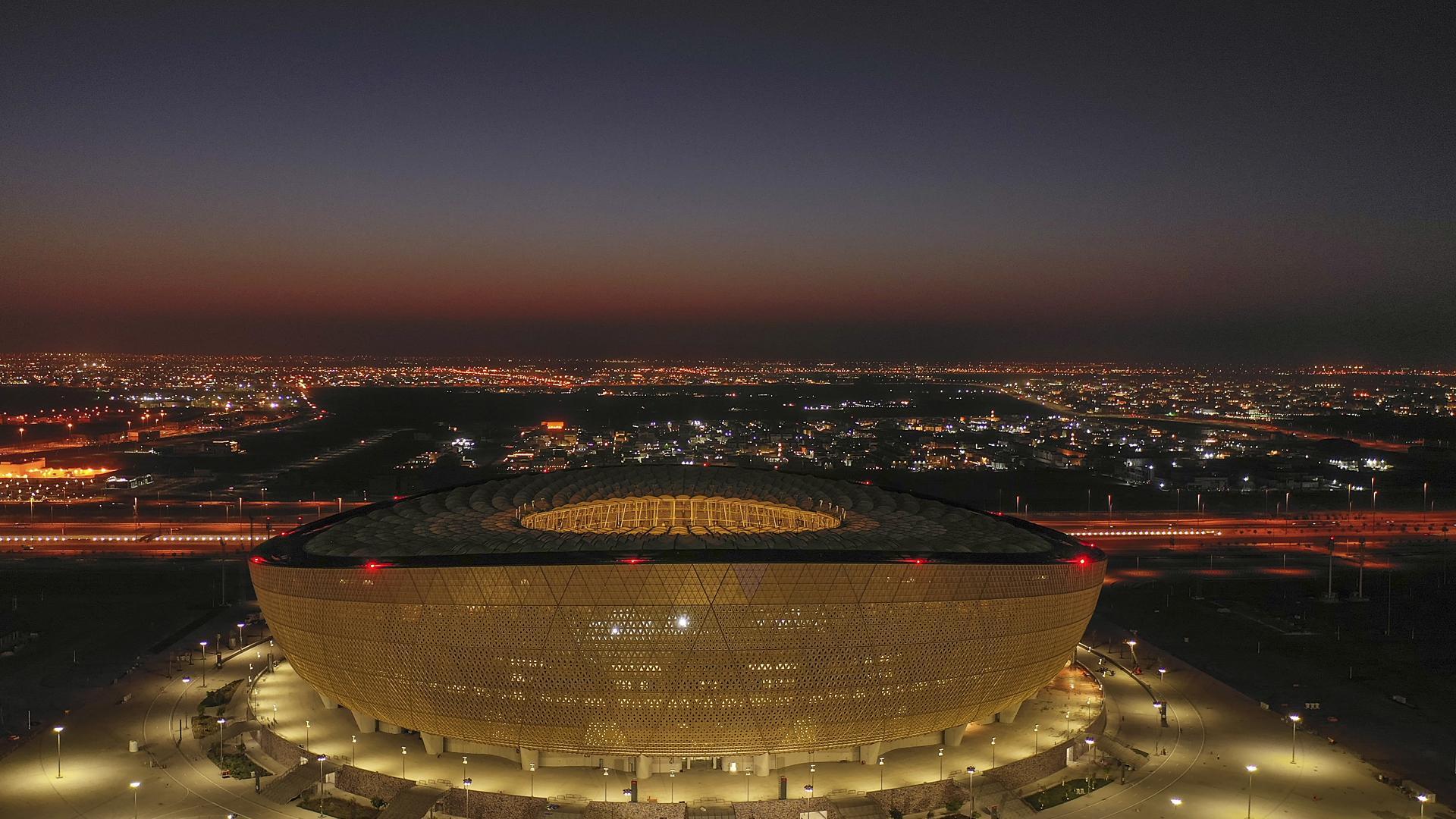 Imagen nocturna del estadiop de Lusail donde arrancará el Mundial de 2022