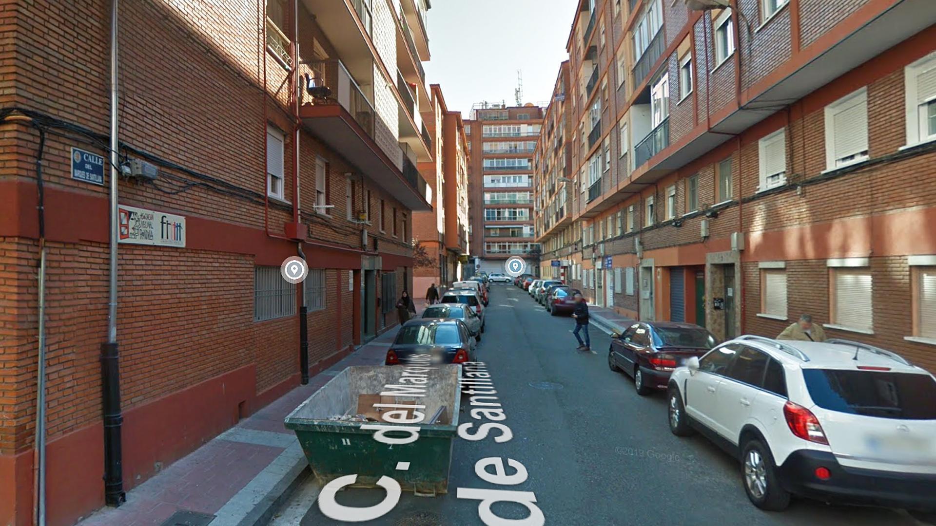Acceso a la calle del Marqués de Santillana de Valladolid, donde se produjeron los hechos