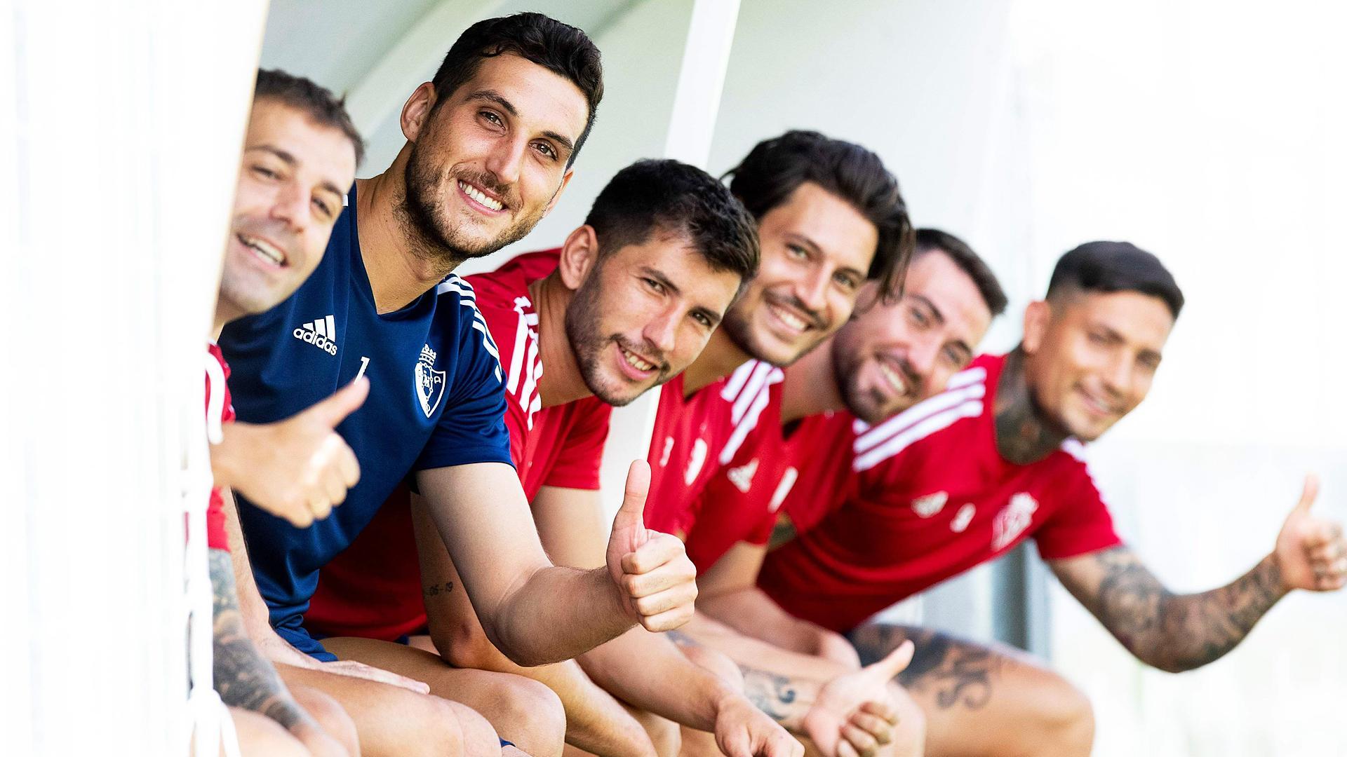 BUEN ROLLO. Rubén Peña, Sergio Herrera, David García, Juan Cruz, Moi Gómez y Chimy Ávila, sonrientes ayer en Tajonar después del gran triunfo conseguido unas horas antes contra el Sevilla