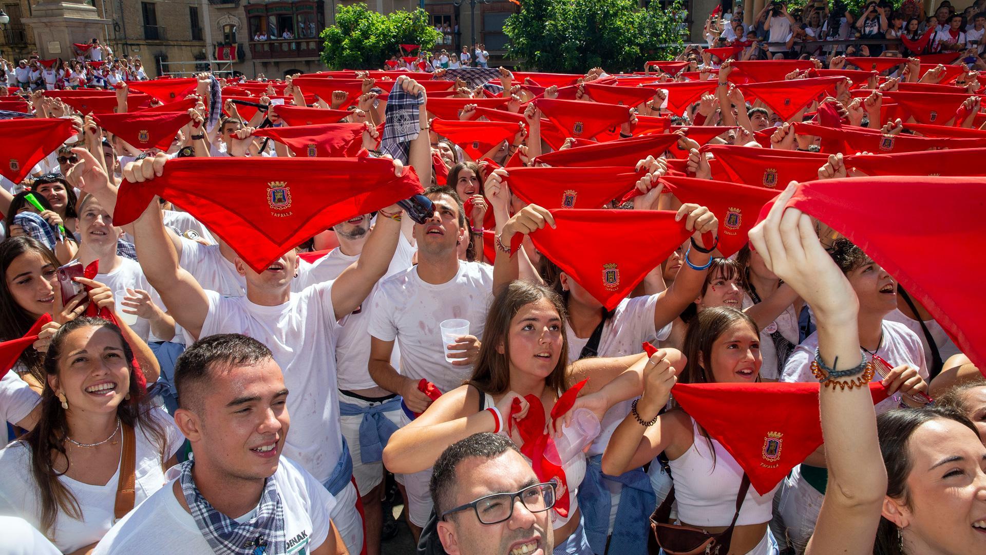 Pañuelos en alto en la plaza de Navarra de Tafalla esperando el estallido del cohete que sumergió a la localidad en siete días de fiestas
