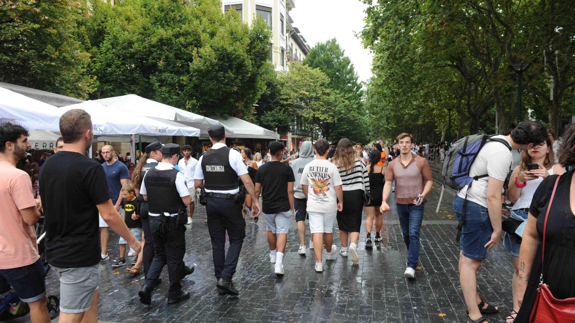 Ciudadanos disfrutan de la Semana Grande, a 13 de agosto de 2022, en San Sebastián