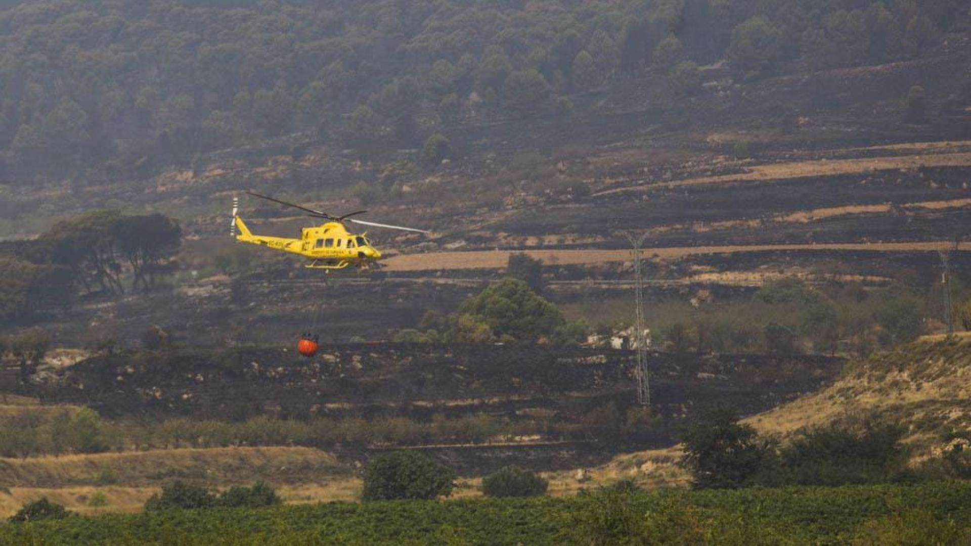 Un helicóptero participa en las labores de extinción del fuego