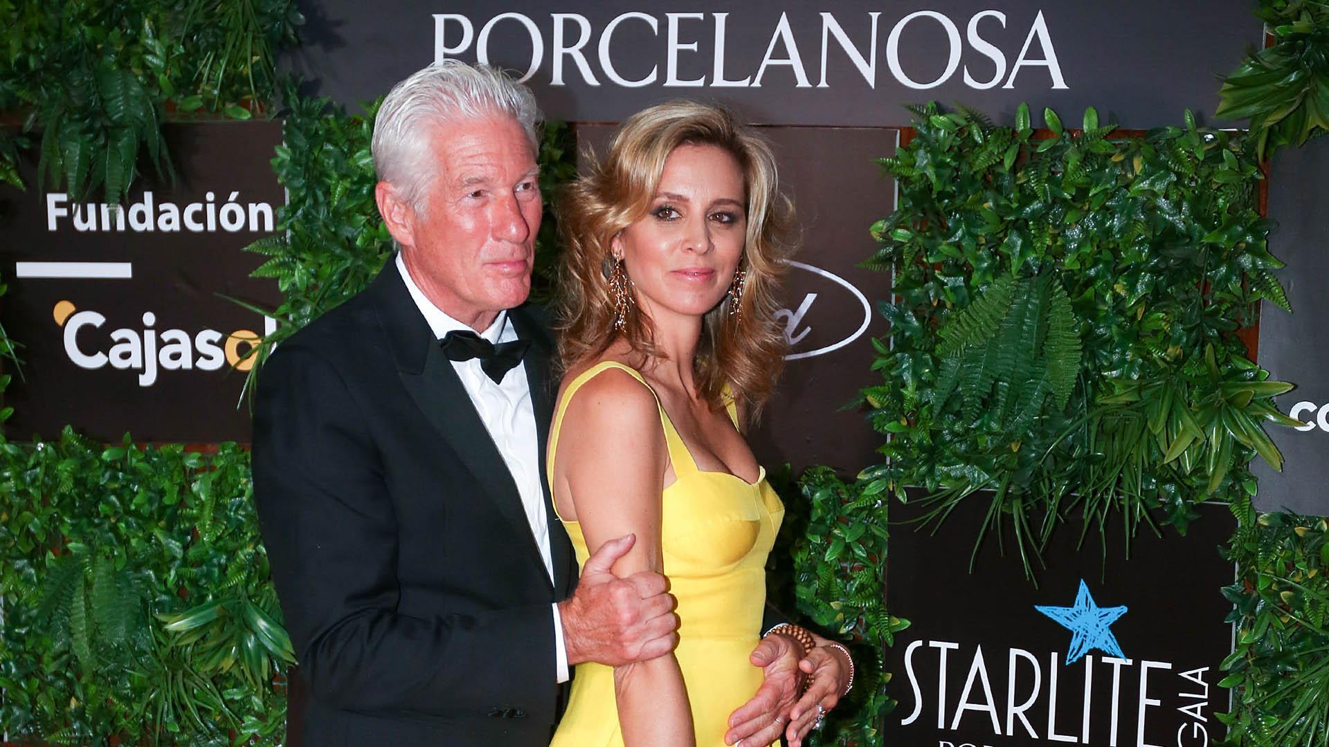 Richard Gere y su esposa Alejandra Silva posan en la Gala Starlite