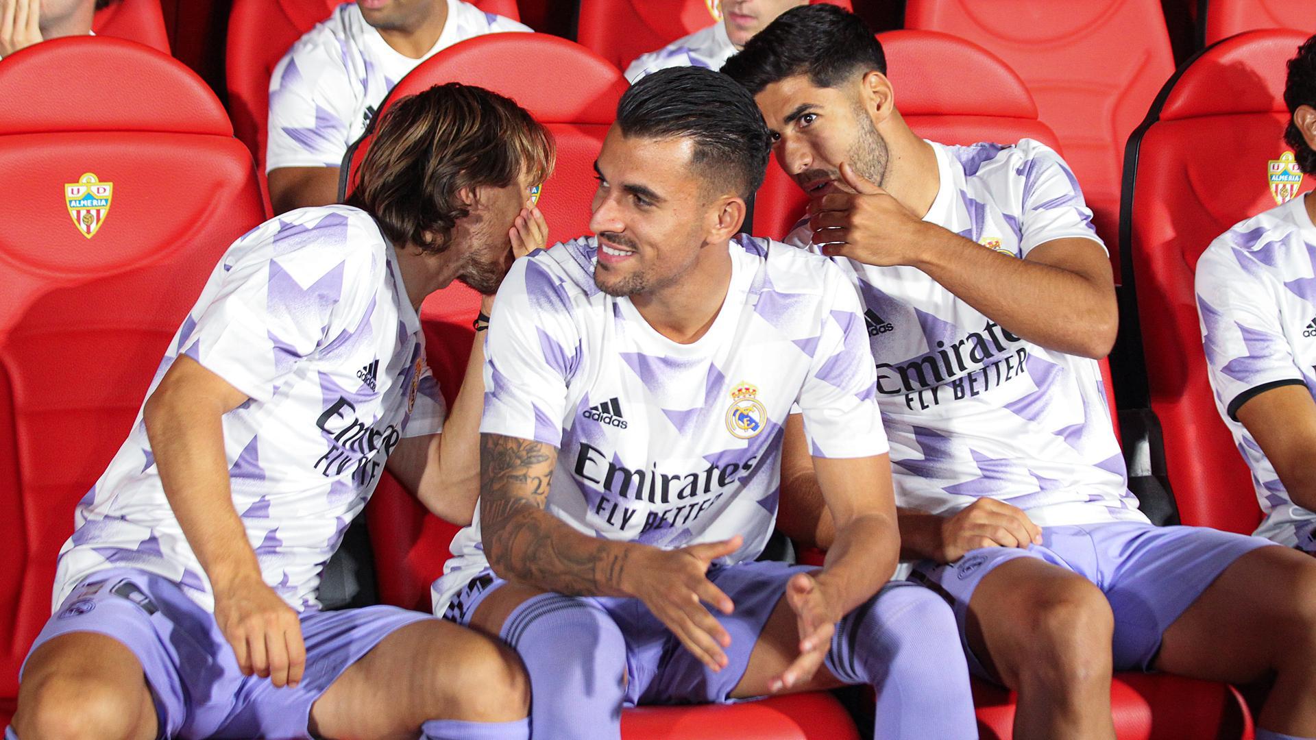 Marco Asensio (dcha.) conversa con Luka Modric (izda.) con Ceballos en medio en el banquillo del Real Madrid en Almería