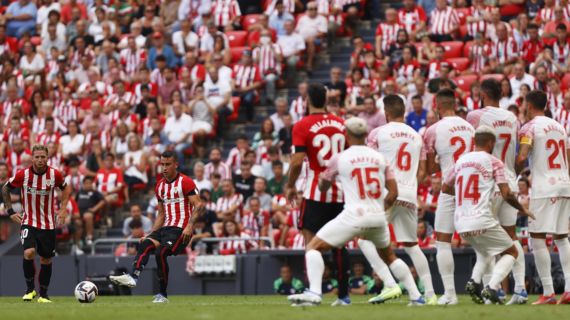 Álex Berenguer toca en corto para el golpeo de Iker Muniain durante el encuentro de San Mamés contra el Mallorca
