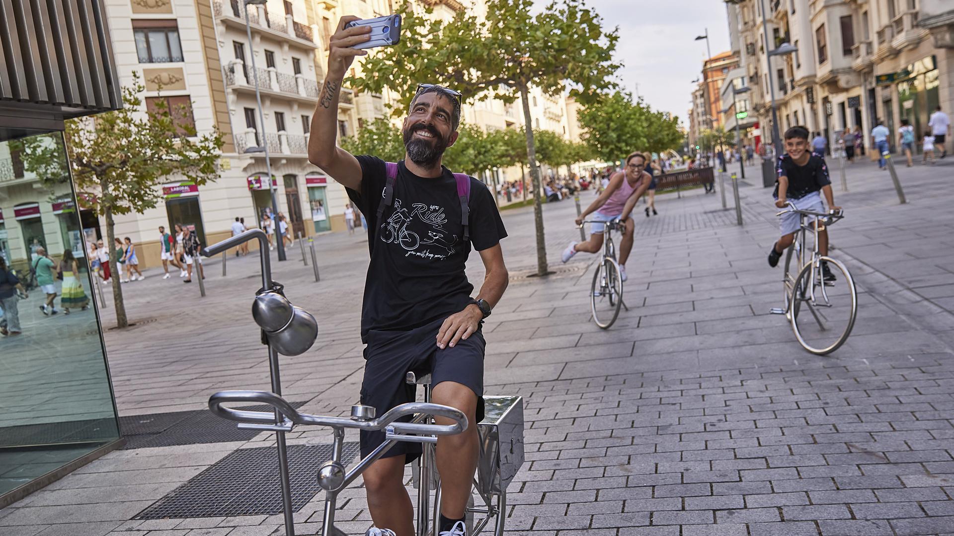 Los selfies son una de las alternativas que muchos utilizan para inmortalizarse sobre este conjunto escultórico en plena avenida de Carlos III