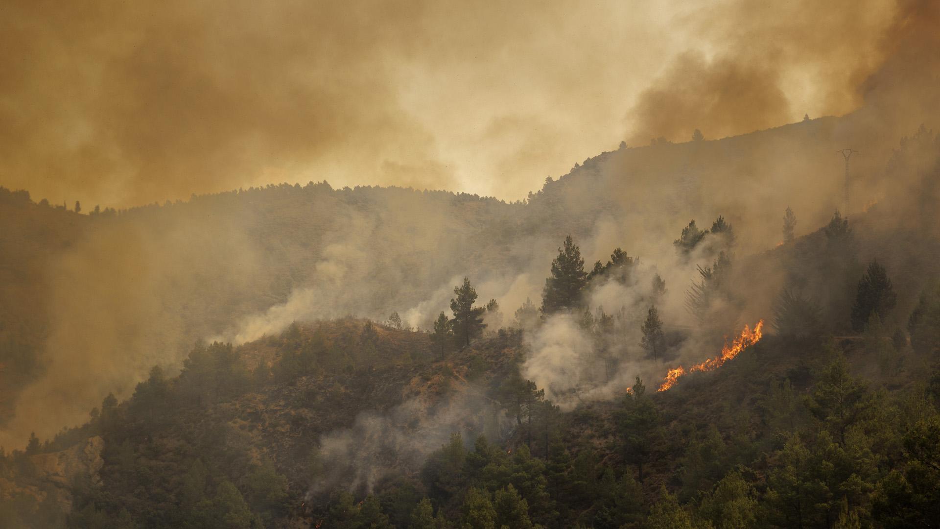 El incendio declarado en Bejís (Castellón) continúa activo